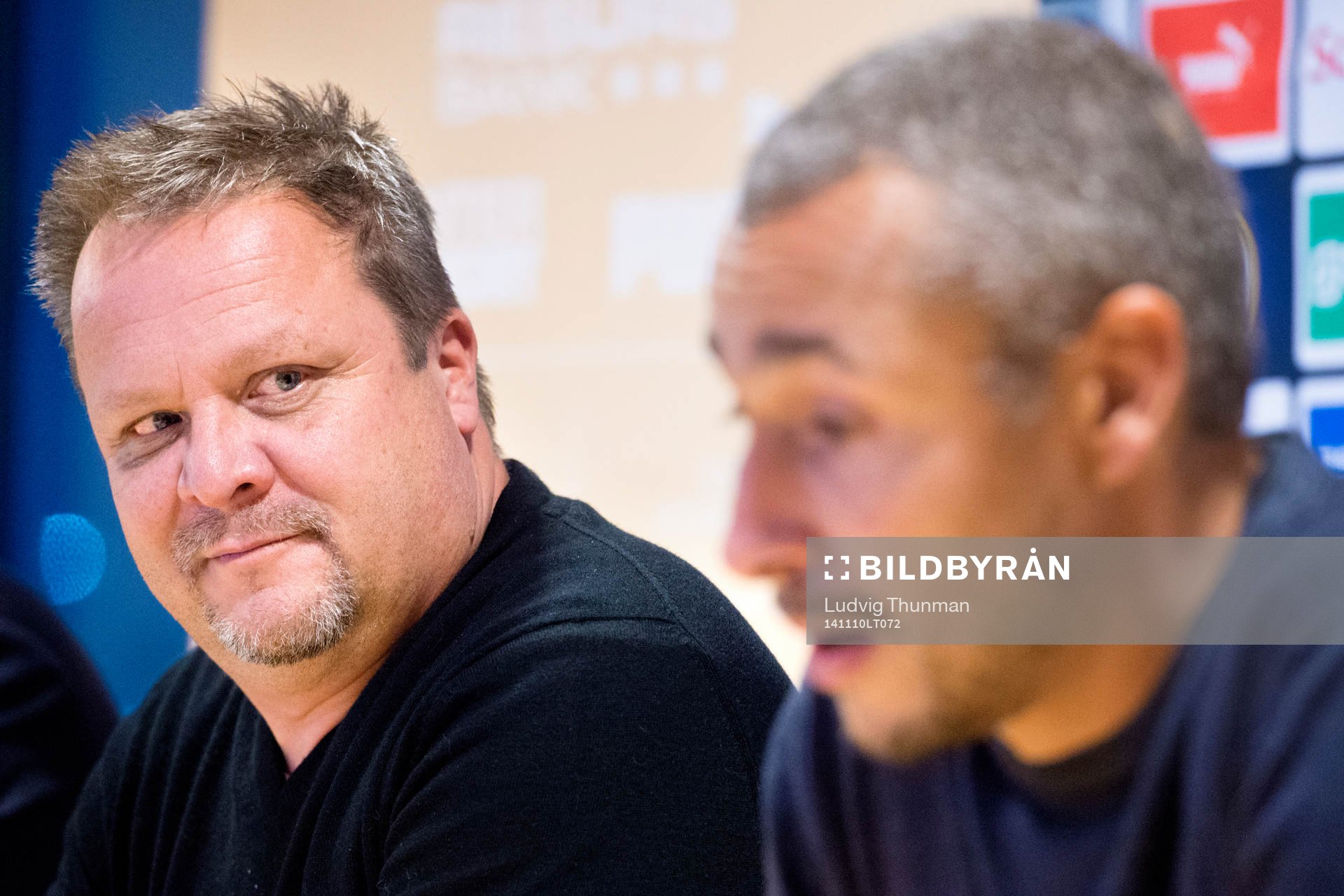 Roar Hansen tittar på Henrik Larsson som presenteras som ny tränare i Helsingborg under en presskonferens den 10 november 2014 i Helsingborg. 