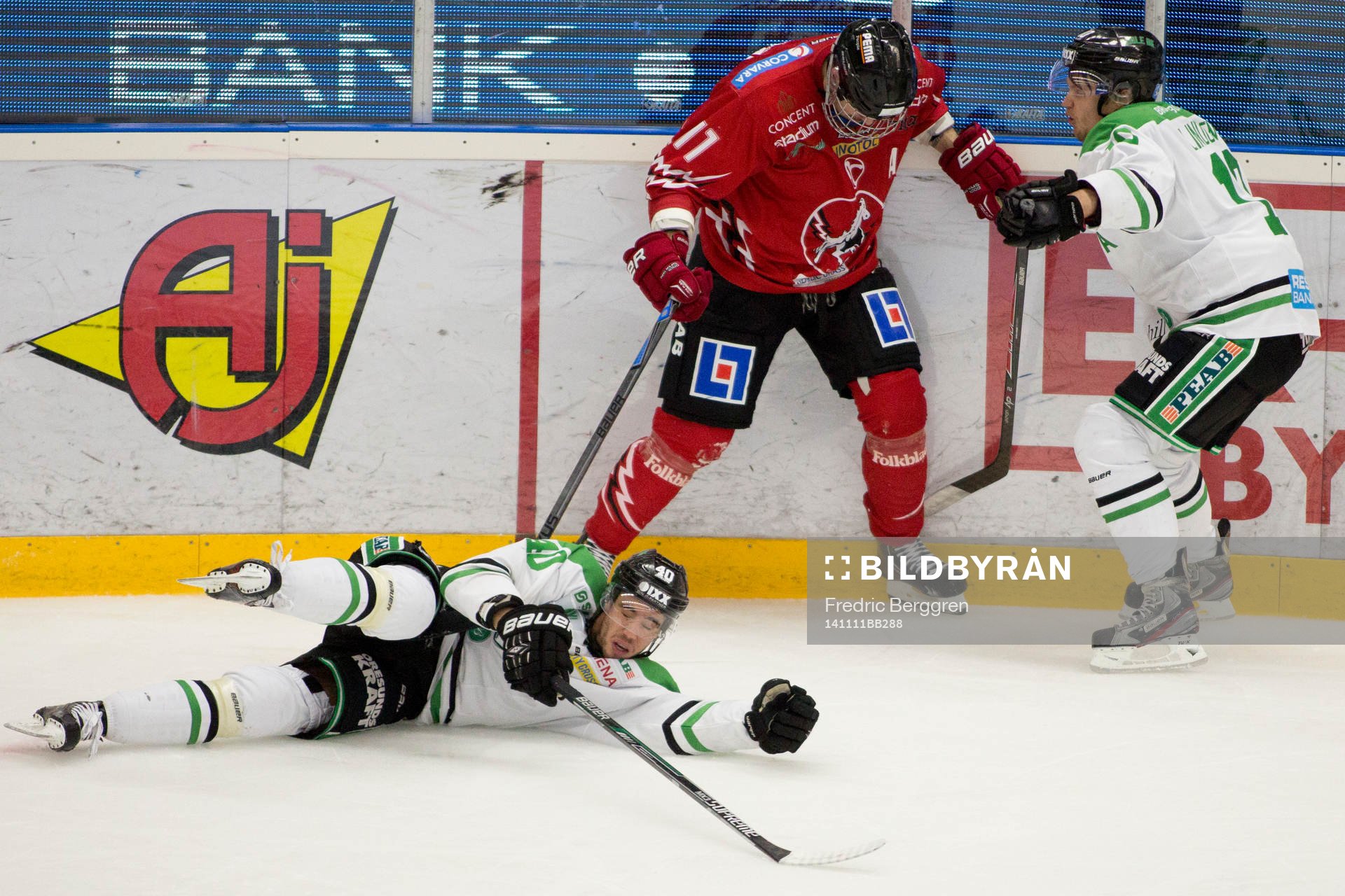 Rögles Viktor Lindgren och Vita Hästens Juha Uotila och