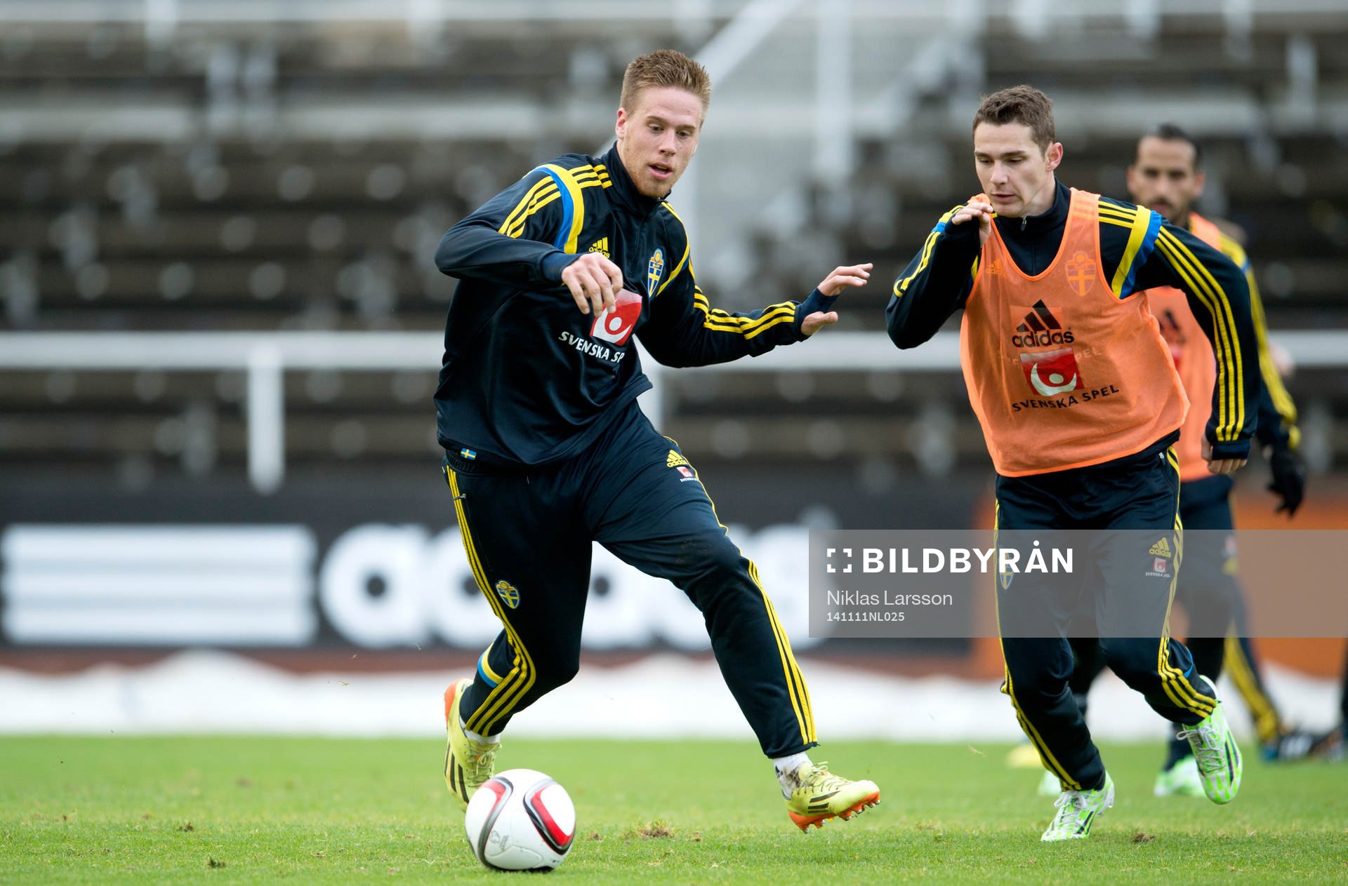 Sveriges Pontus Jansson och Branimir Hrgota under en träning den 11 november 2014 i Stockholm.