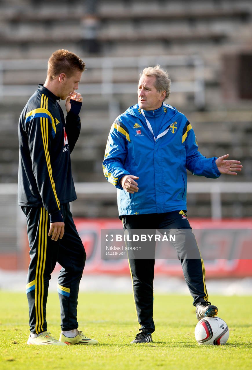 Sveriges förbundskapten Erik Hamrén samtalar med Pontus Jansson under en träning den 11 november 2014 i Stockholm.