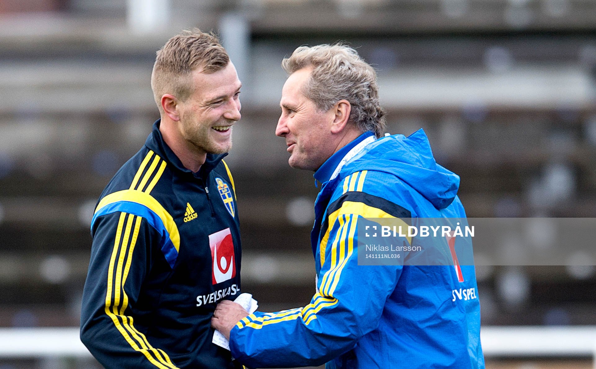 Sveriges förbundskapten Erik Hamrén och John Guidetti under en träning den 11 november 2014 i Stockholm.