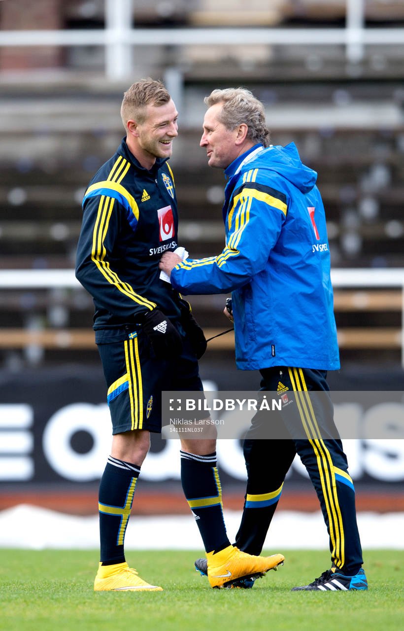 Sveriges förbundskapten Erik Hamrén och John Guidetti under en träning den 11 november 2014 i Stockholm.
