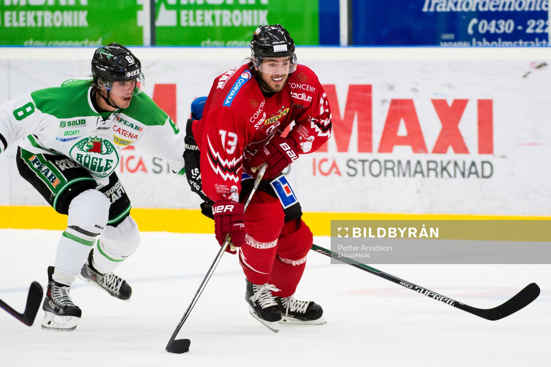 Vita Hästens Henrik Bankelius jagas av Rögles Sebastian