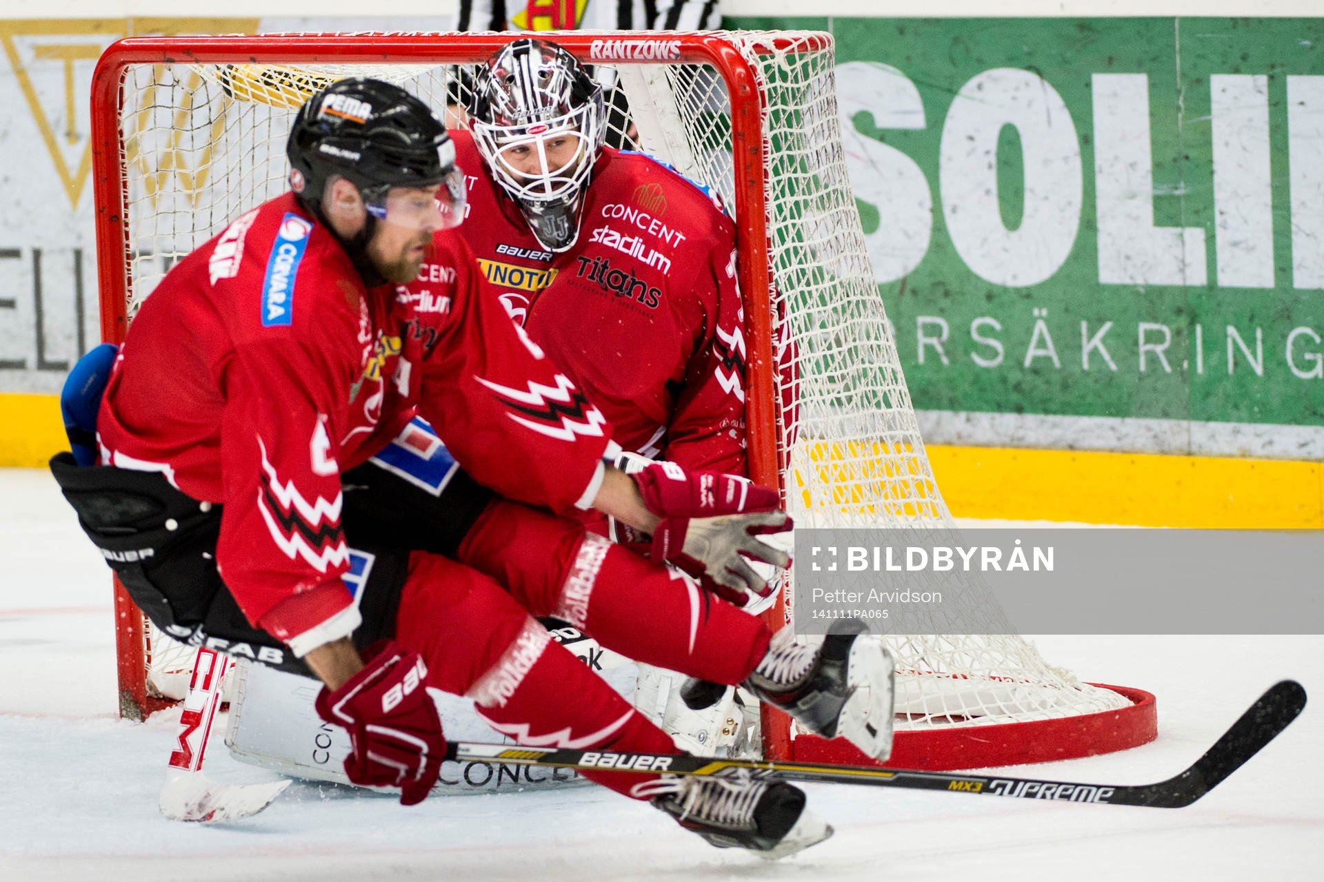 Vita Hästens Morgan Hassel och målvakt Johannes Jönsson