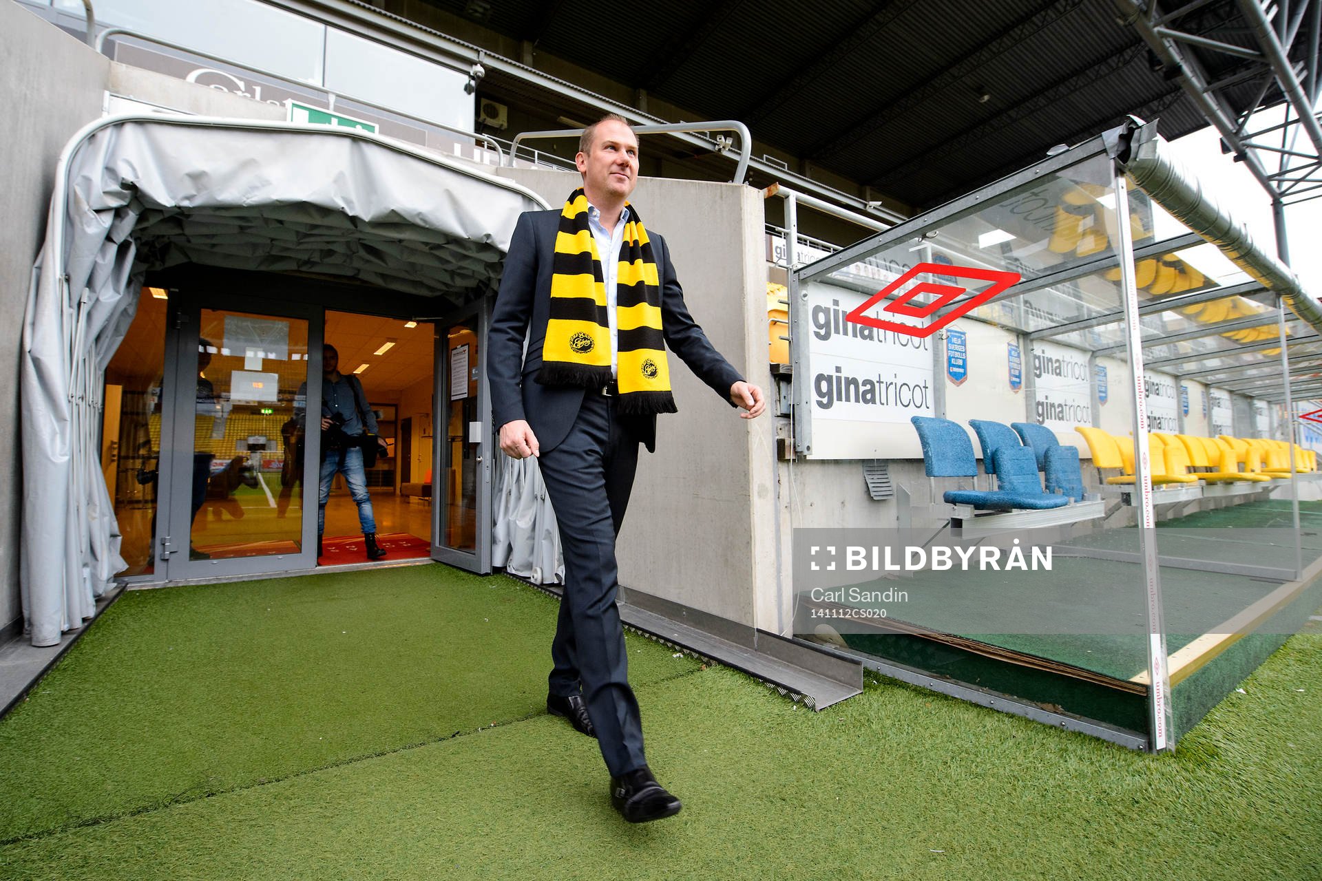 Elfsborgs manager Magnus Haglund går in på Borås Arena efter en pressträff den 12 november 2014 i Borås.