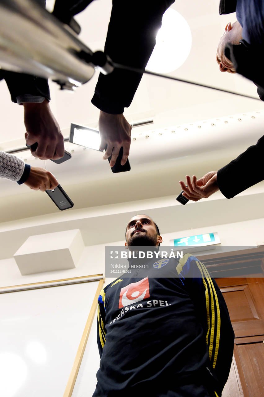 Sveriges Erkan Zengin pratar med media under  en presskonferens den 12 november 2014 i Stockholm.