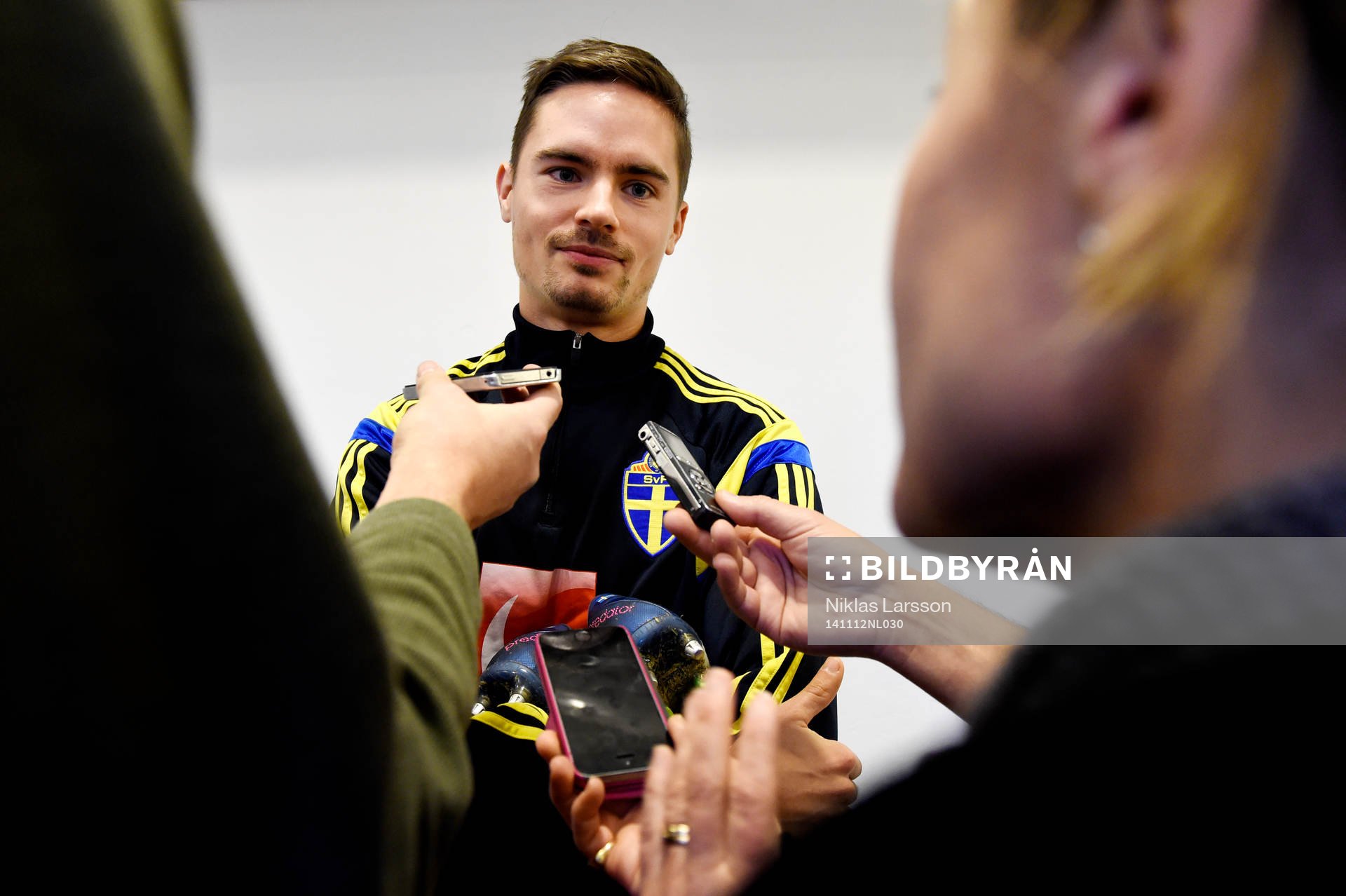 Sveriges Mikael Lustig pratar med media
