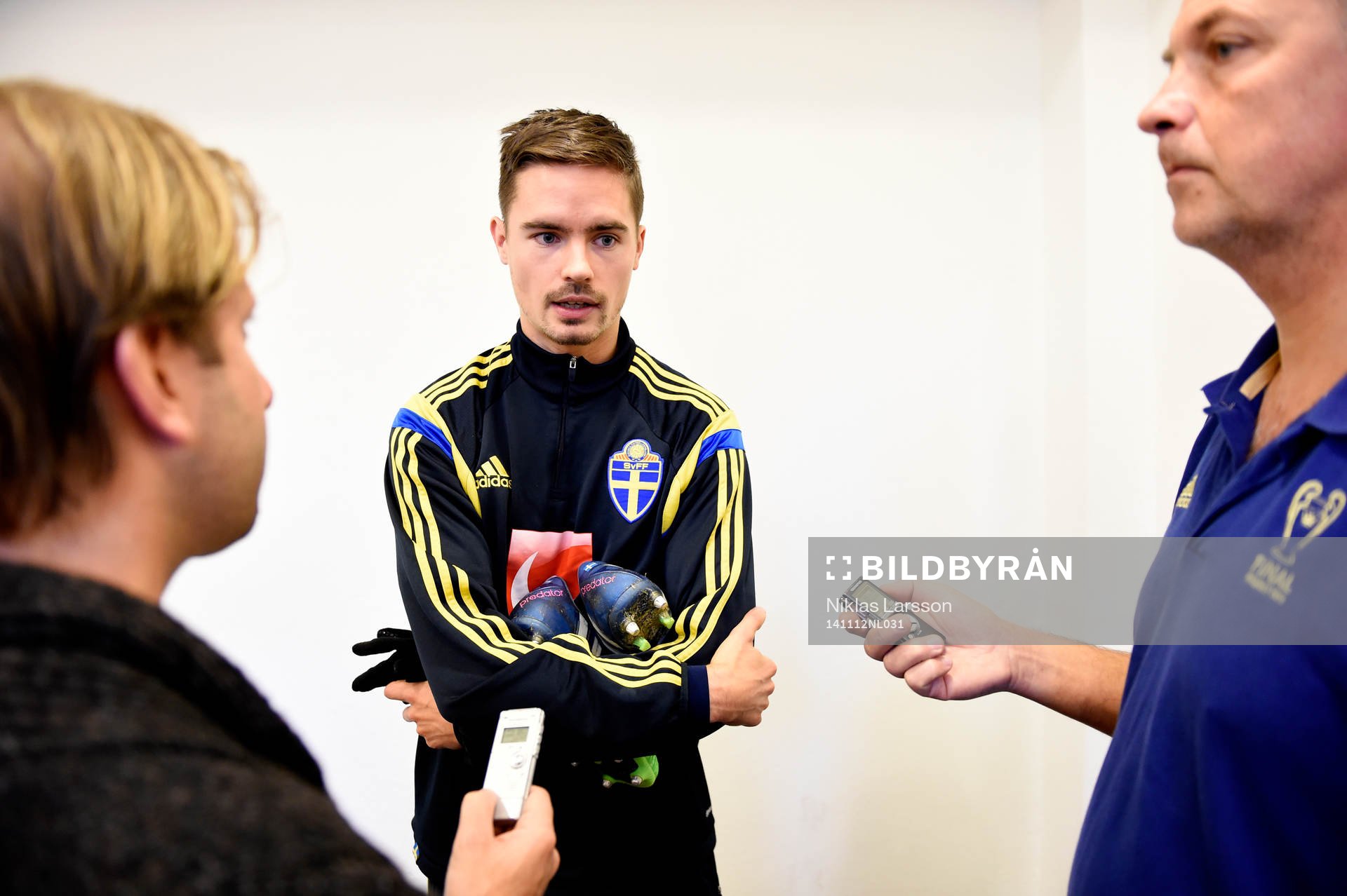 Sveriges Mikael Lustig pratar med media