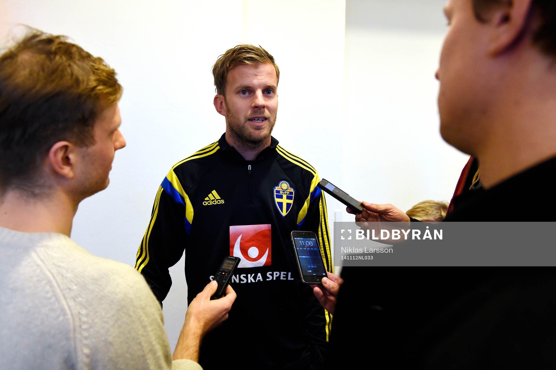 Sveriges Mikael Antonsson pratar med media