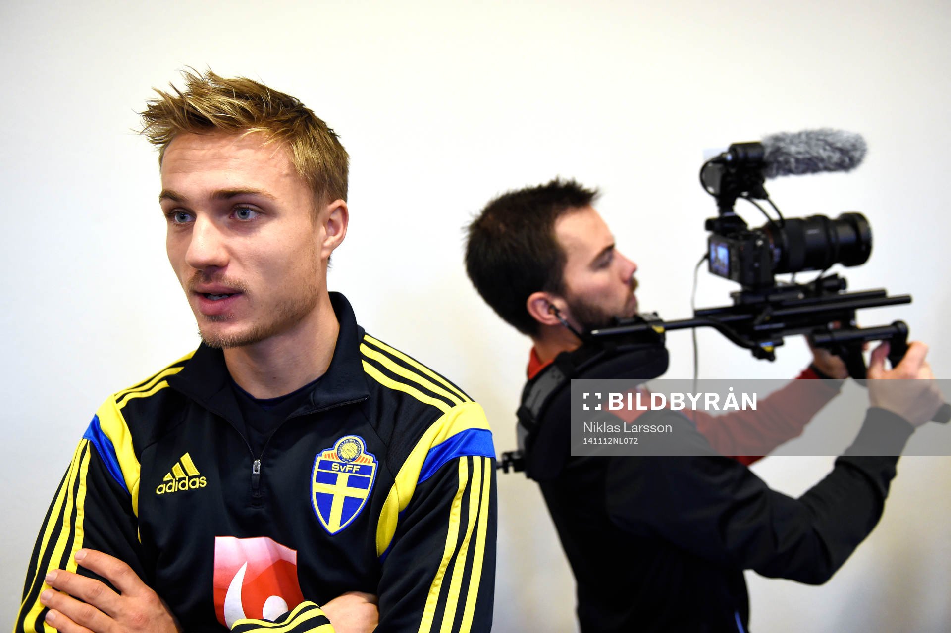 Sveriges Pierre Bengtsson pratar med media