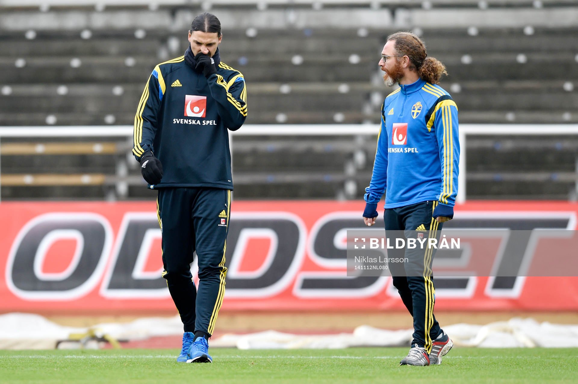  Sveriges landslags sjukgymnast Rickard Dahan pratar med Sveriges Zlatan Ibrahimovic under en träning den 12 november 2014 i Stockholm.