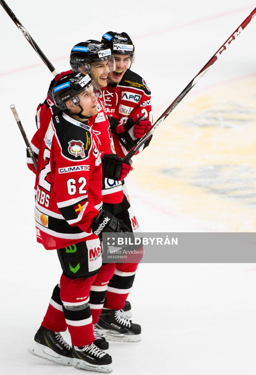 Malmö Redhawks Björn Svensson (m) jublar ihop med Jens