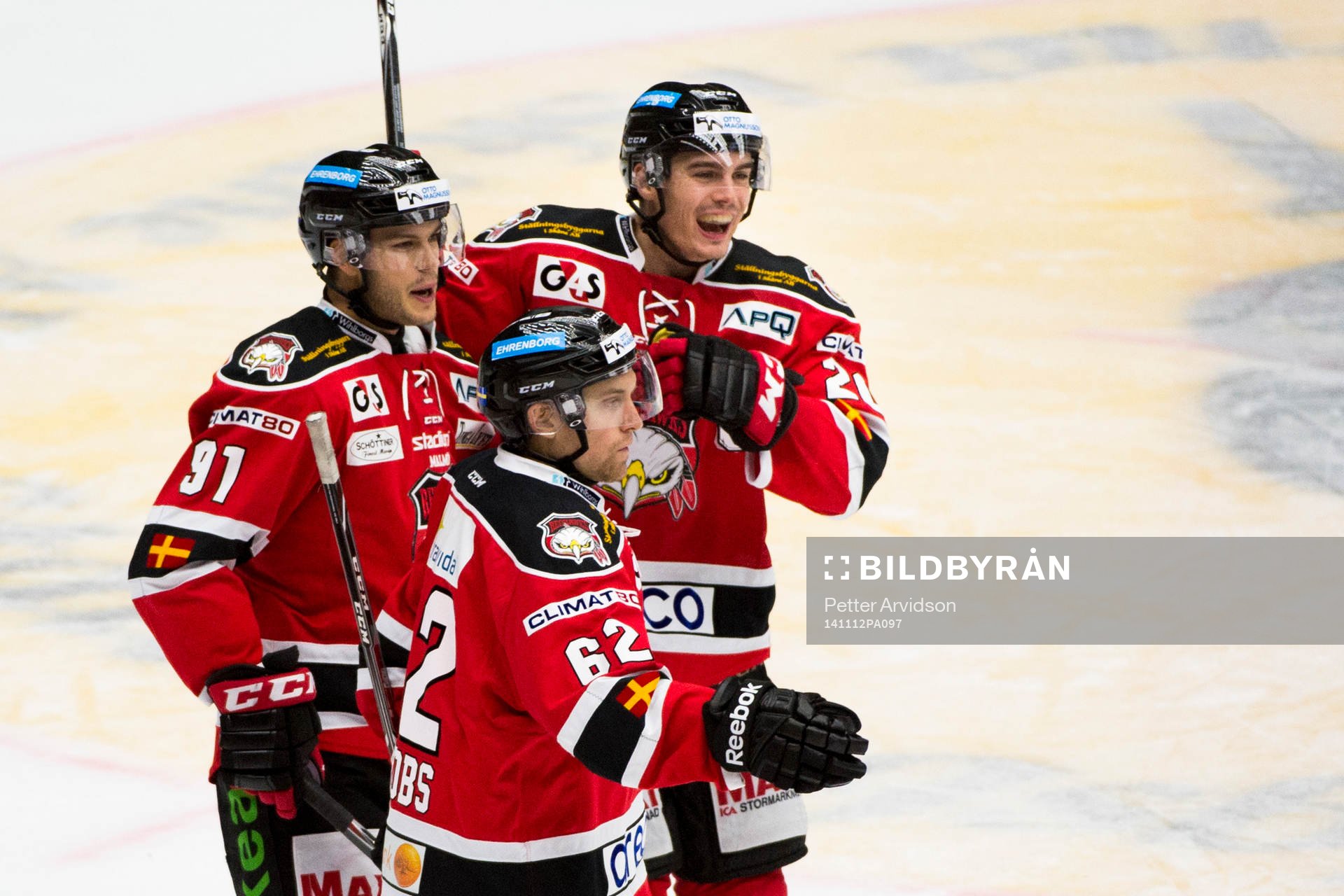 Malmö Redhawks Björn Svensson (m) jublar ihop med Jens