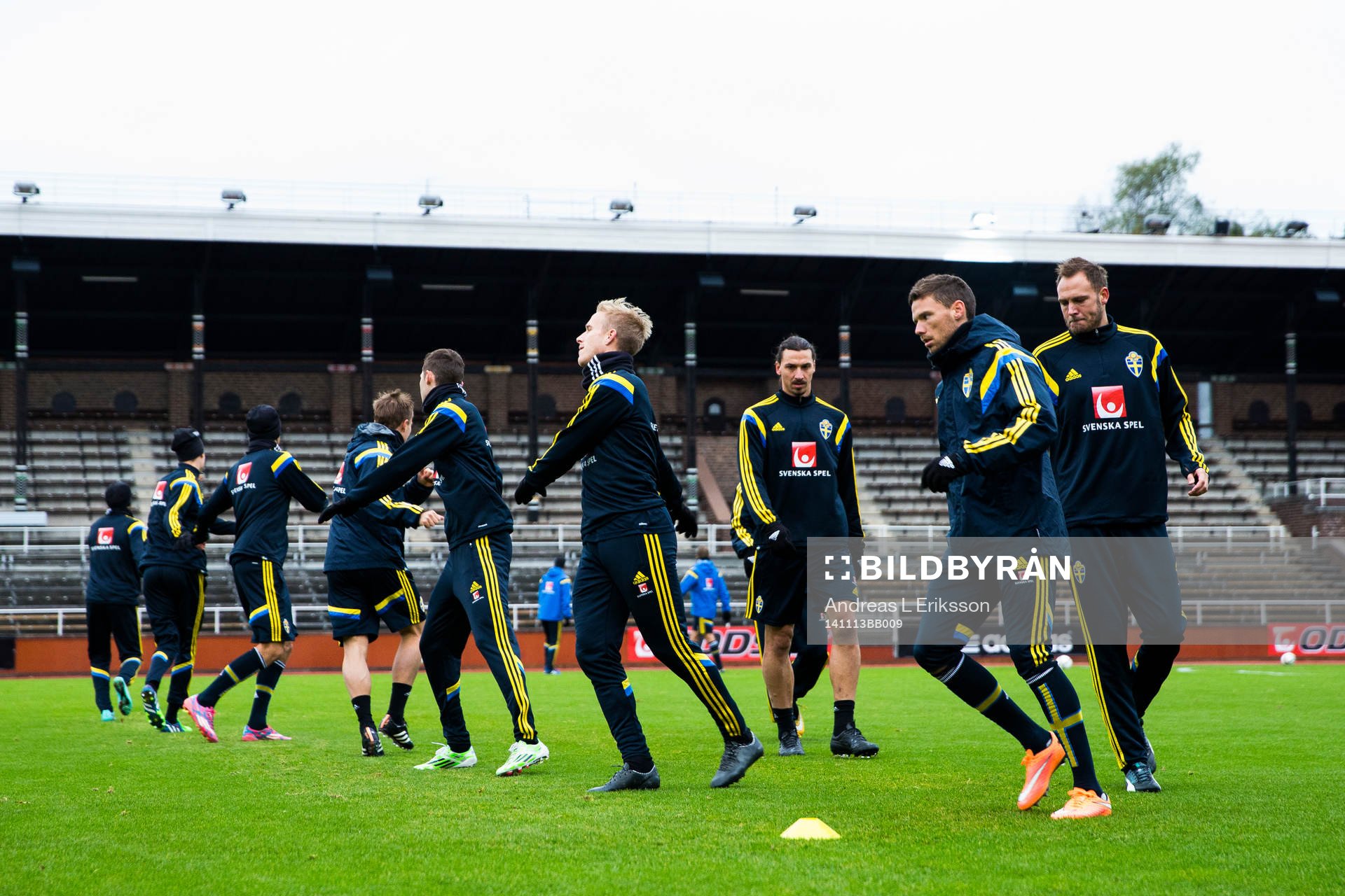 Sveriges Zlatan Ibrahimovic och övriga spelare värmer upp