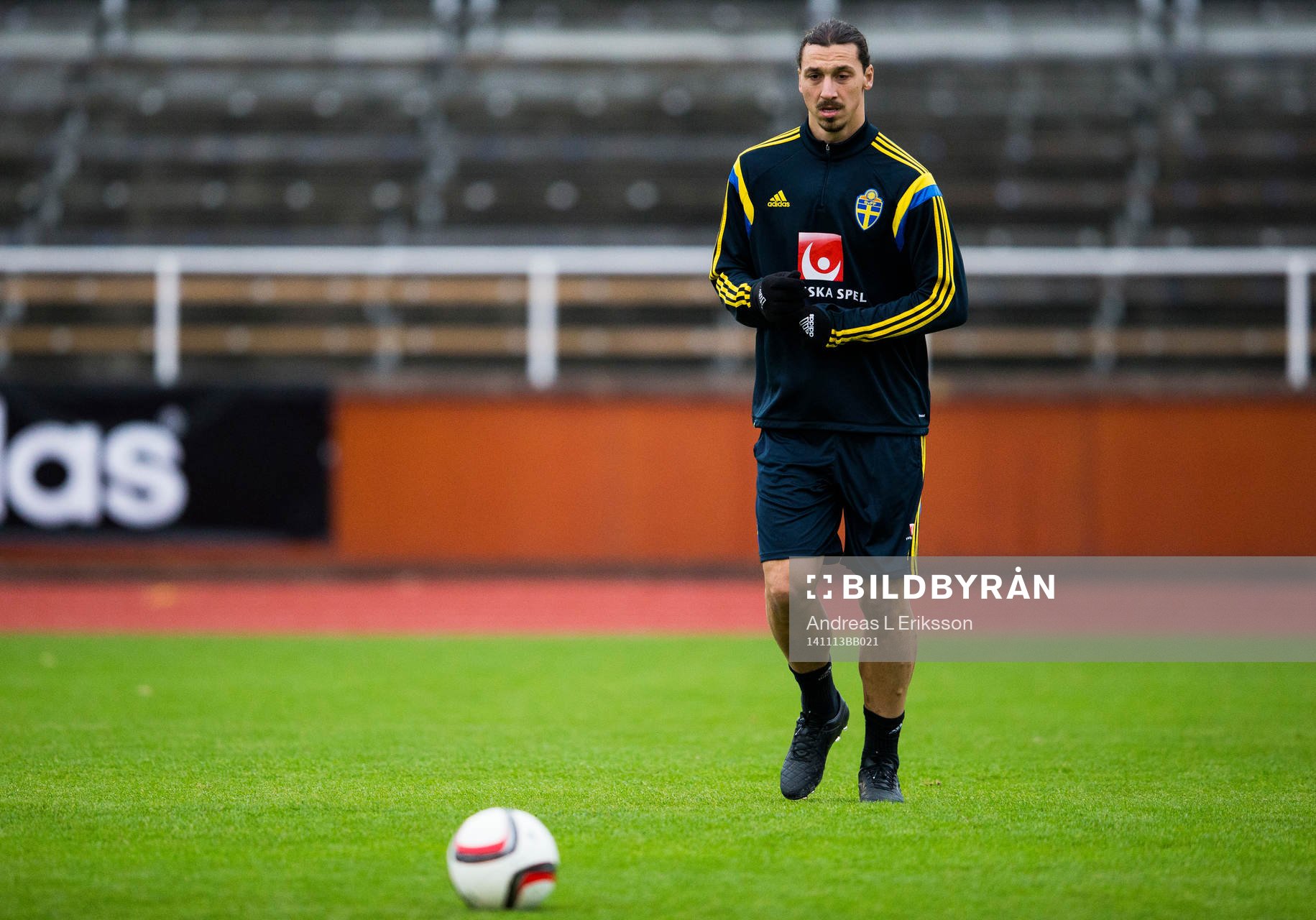 Sveriges Zlatan Ibrahimovic under träningen med svenska fotbollslandslaget den 13 november 2014 i Stockholm. 