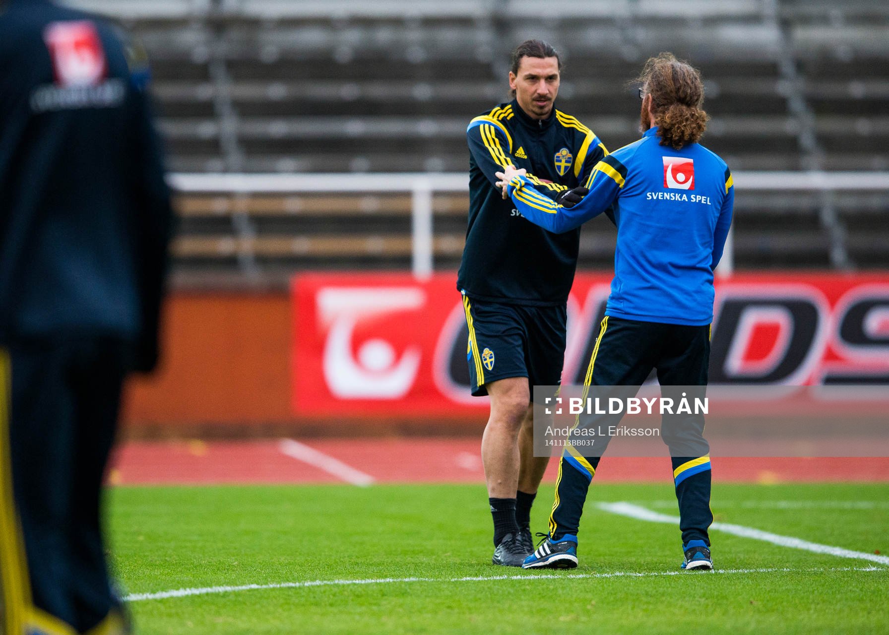 Sveriges Zlatan Ibrahimovic stretchar