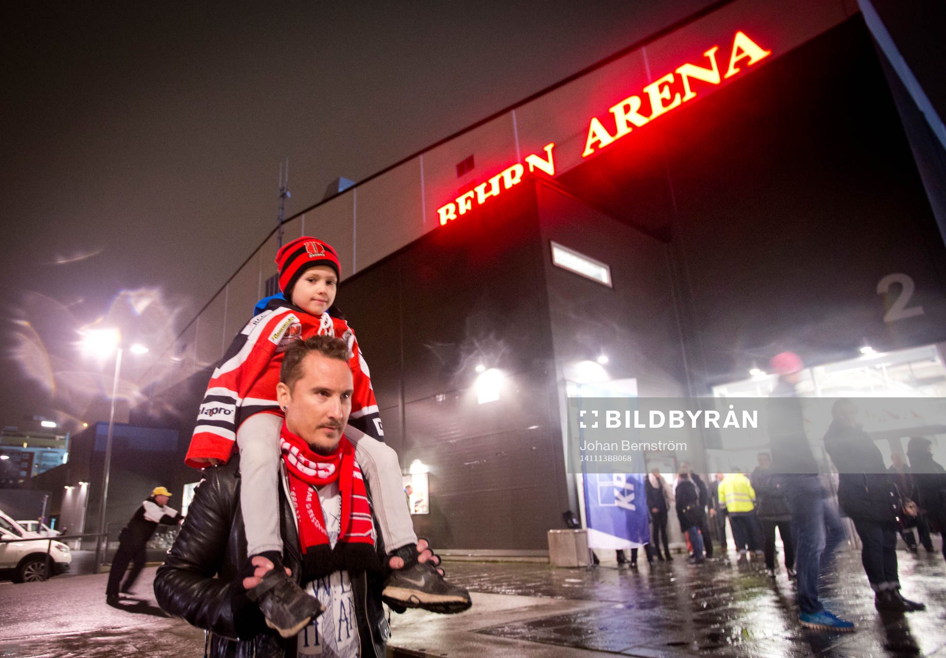 Ung supporter utanför Behrn Arena