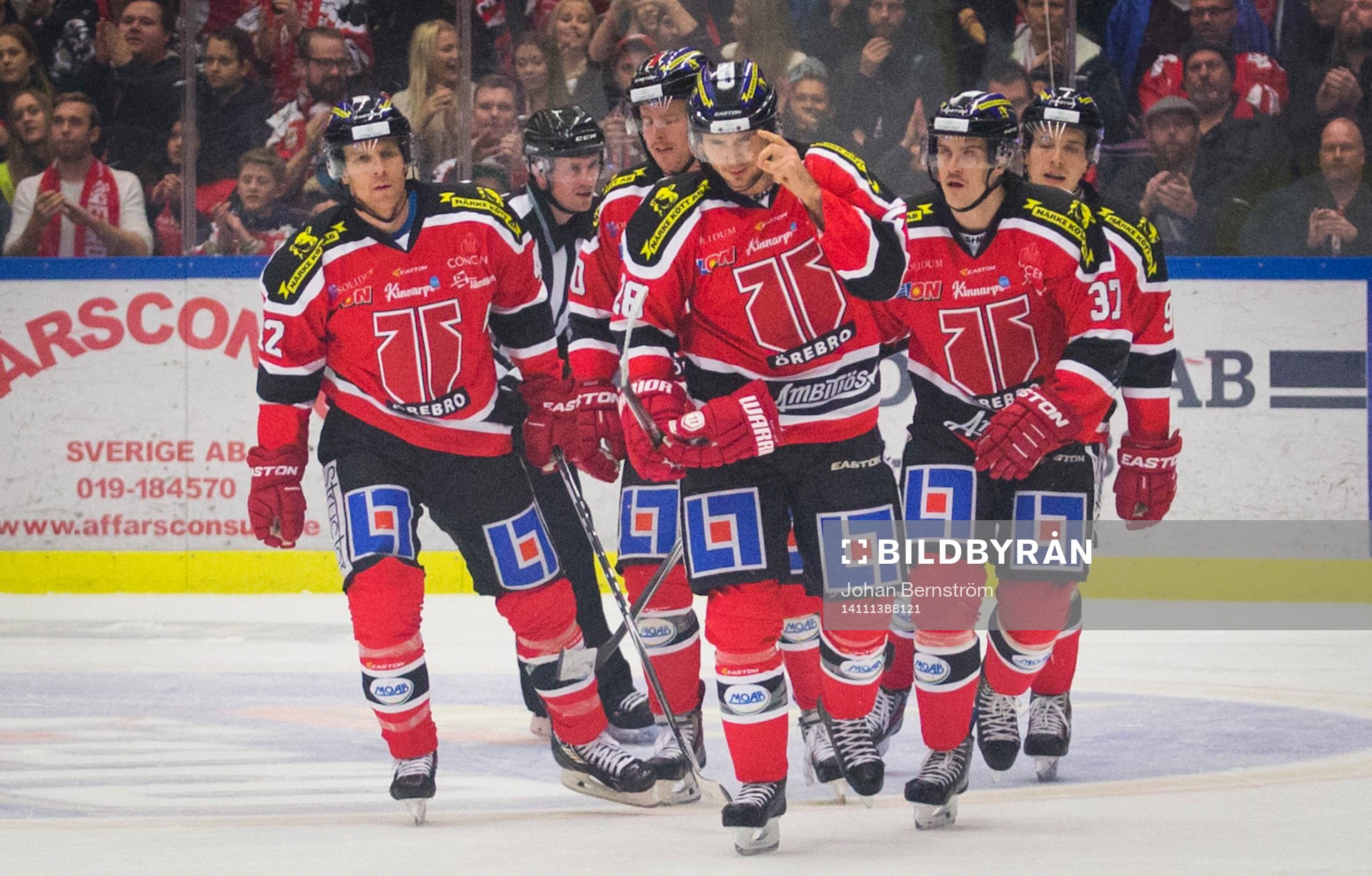 Örebros Tim Wallace gör 1-0 och jublar