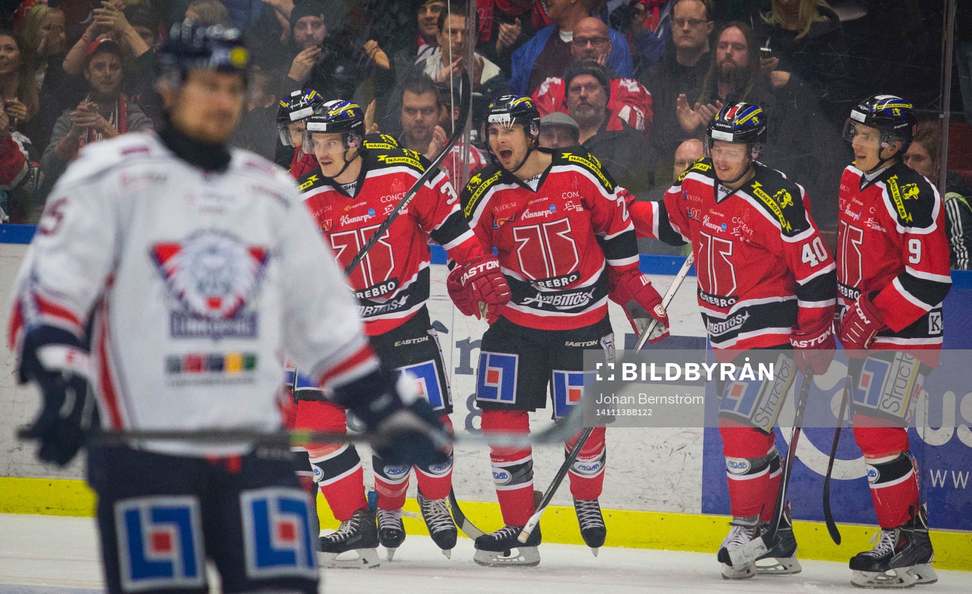 Örebros Tim Wallace gör 1-0 och jublar