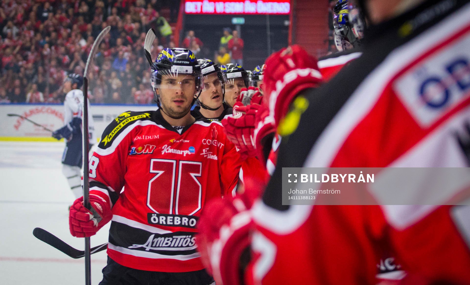 Örebros Tim Wallace gör 1-0 och jublar