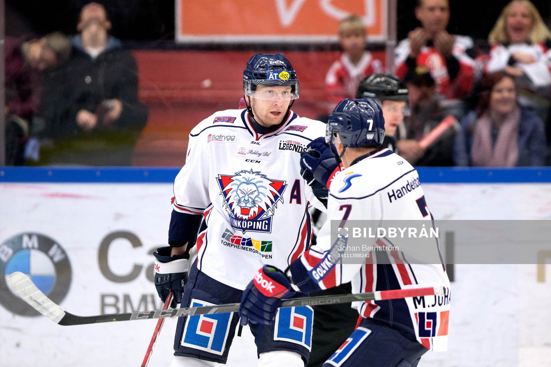 Linköpings Jonas Junland jublar med Magnus Johansson