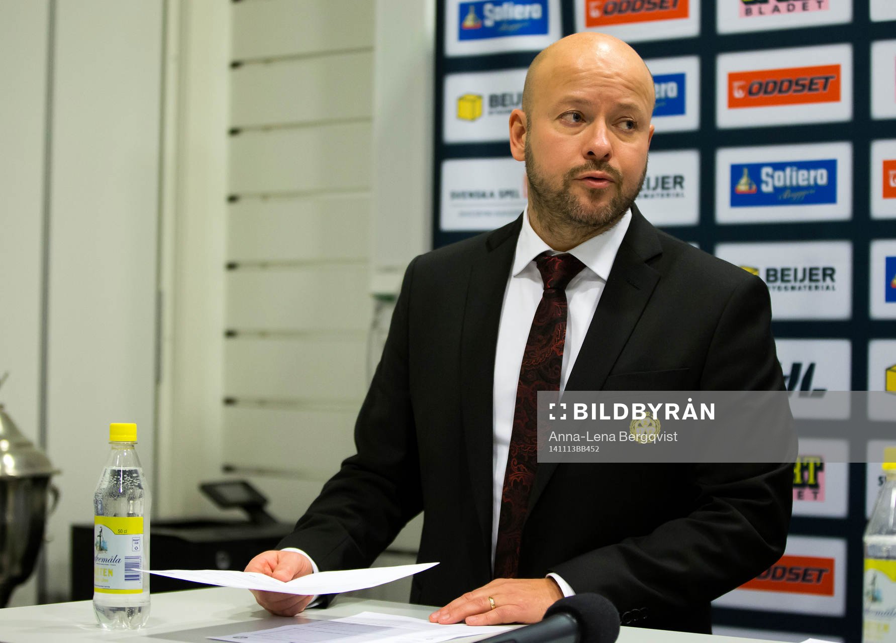 Brynäs tränare Tommy Jonsson ser deppig ut på