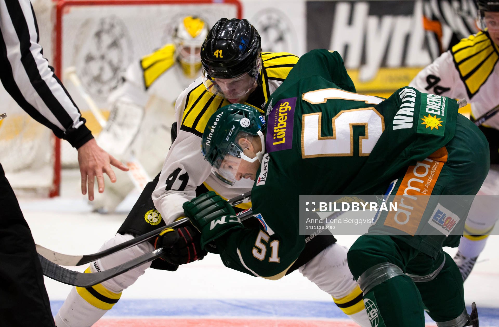Brynäs Greg Scott och Färjestads Rickard Wallin tekar