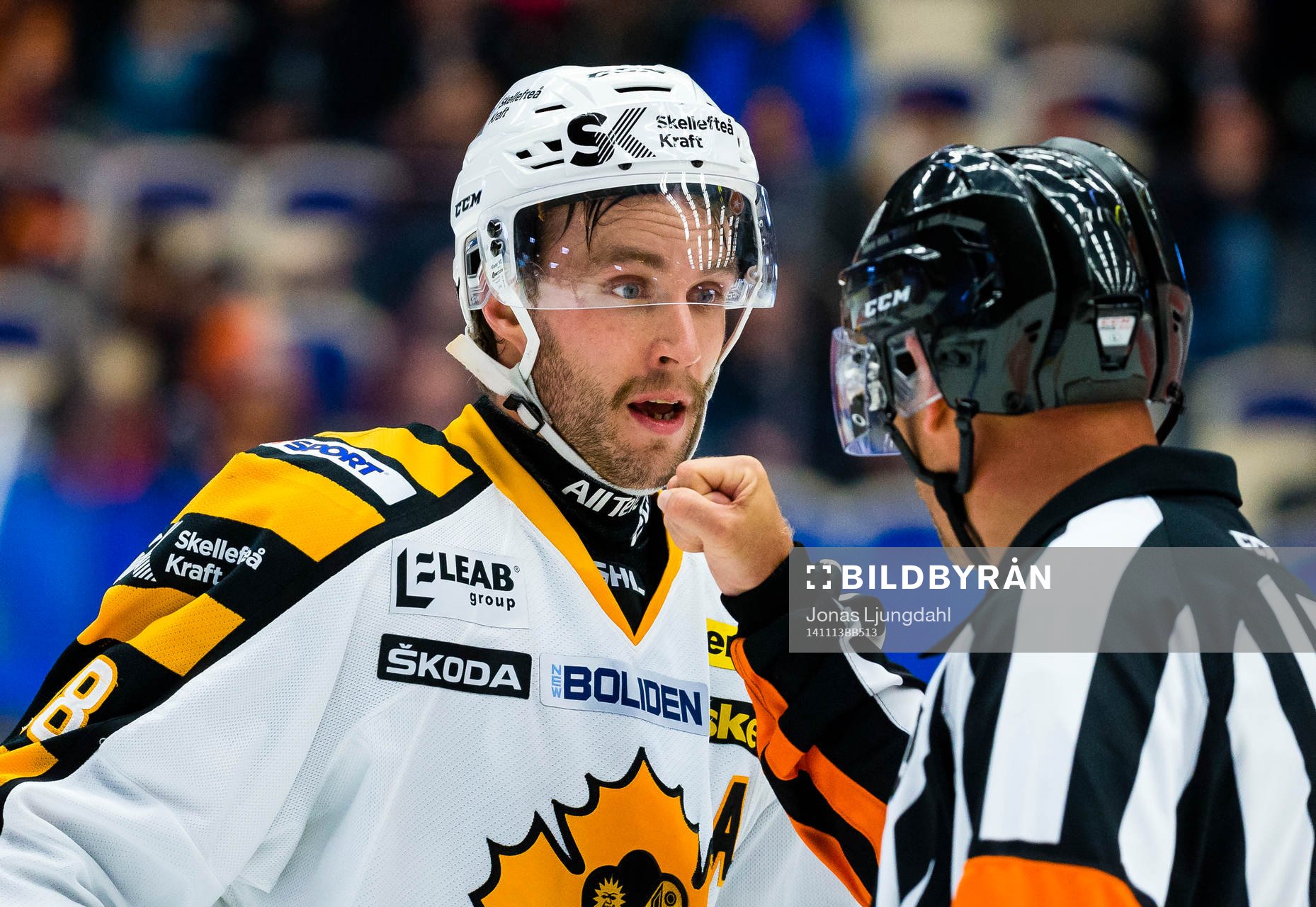 Skellefteås Pontus Petterström pratar med Domare Sören