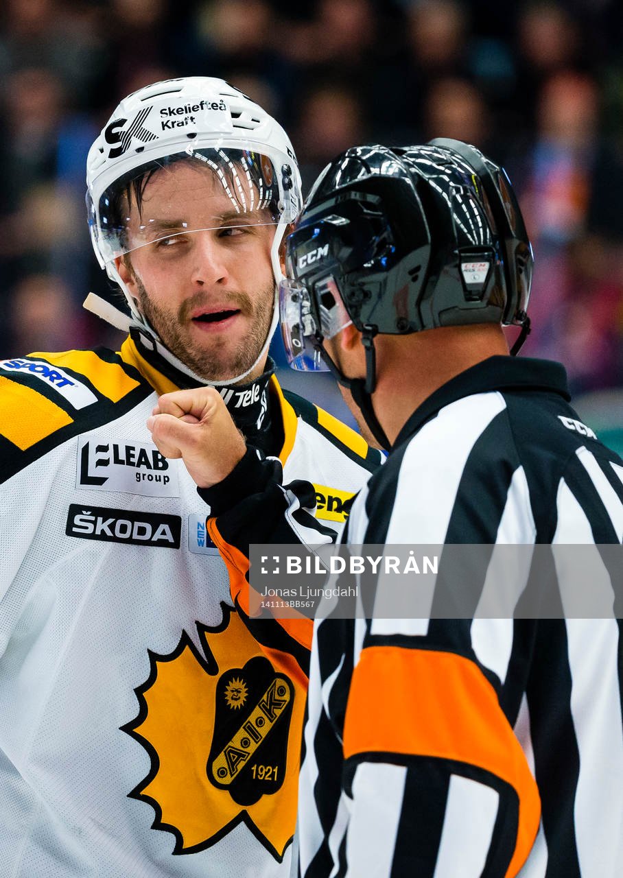 Skellefteås Pontus Petterström pratar med Domare Sören