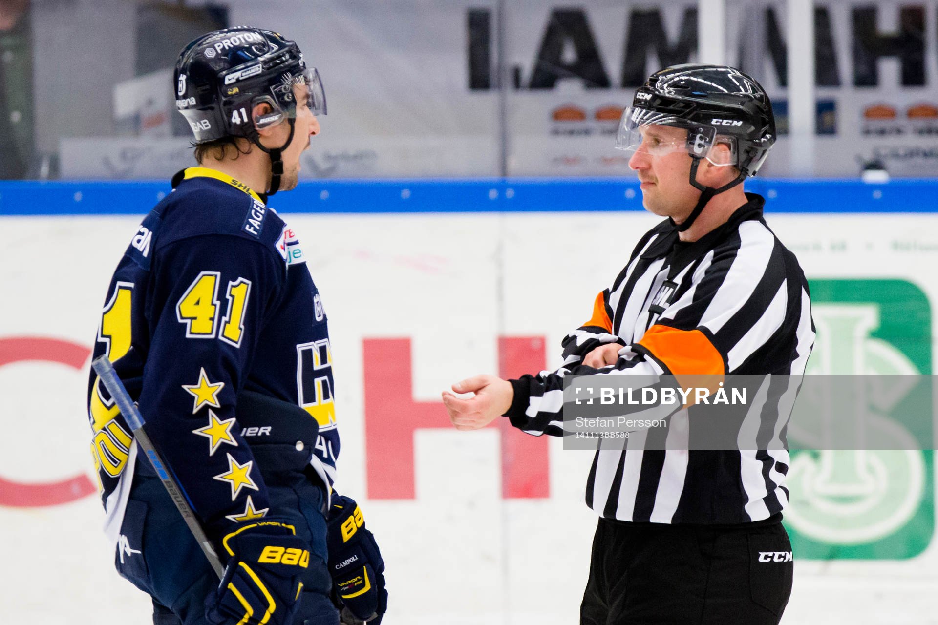 s Chris Campoli i samspråk med Domare Christoffer Karlsson