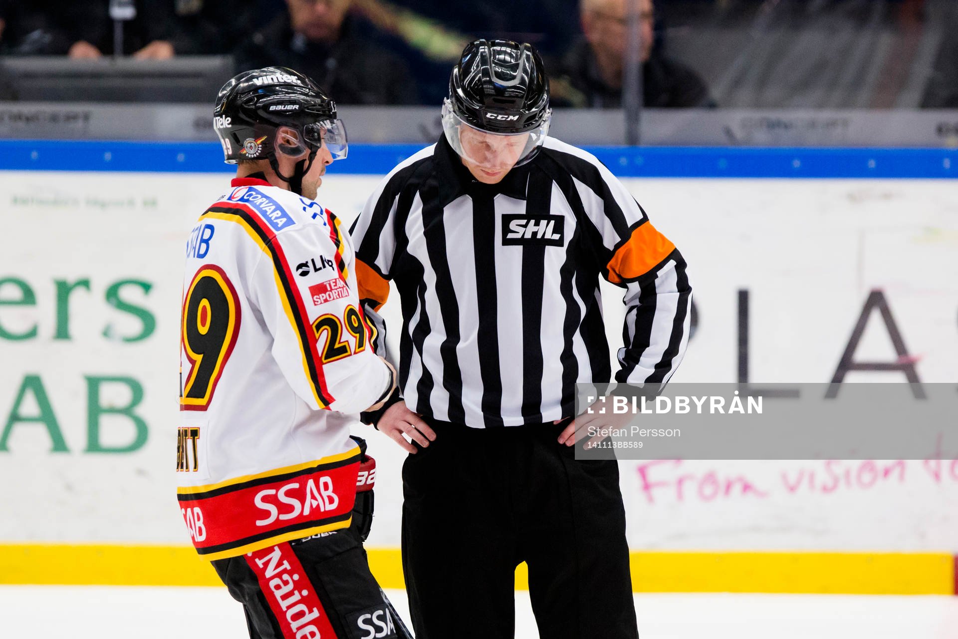 Luleås Chris Abbott i samtal med domaren Mikael Holm