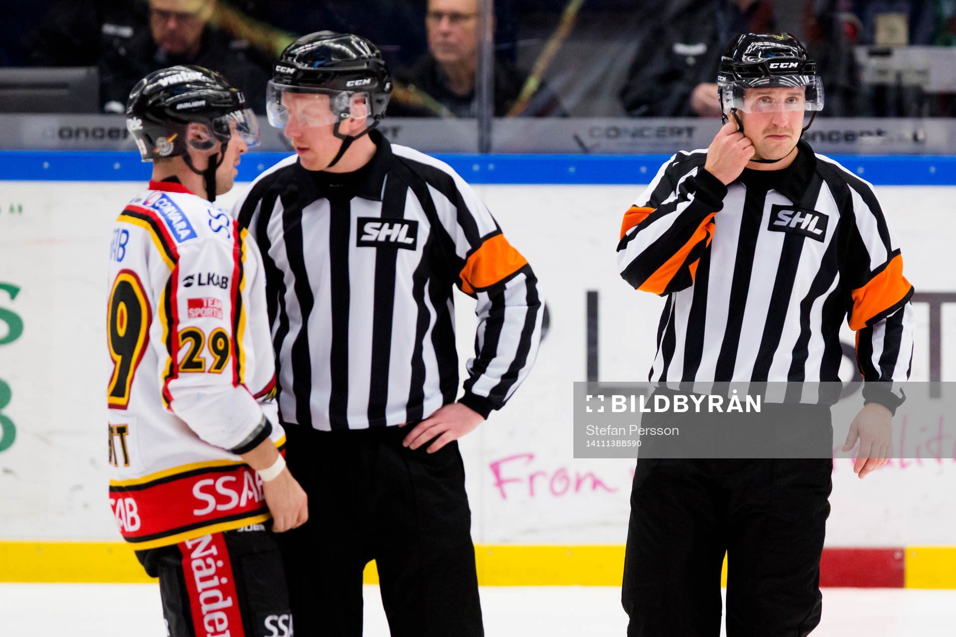 Luleås Chris Abbott i samtal med domaren Mikael Holm och