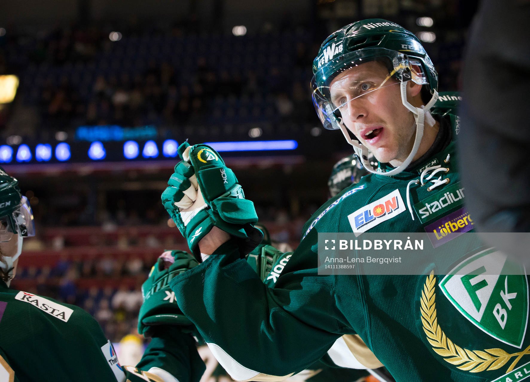 Färjestads Per Åslund firar Färjestads Joakim Nygårds