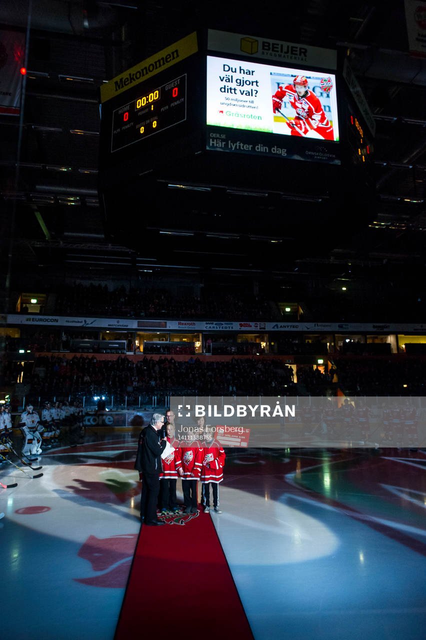 Svenska Spel delade ut ett kreditkort innan Ishockeymatchen