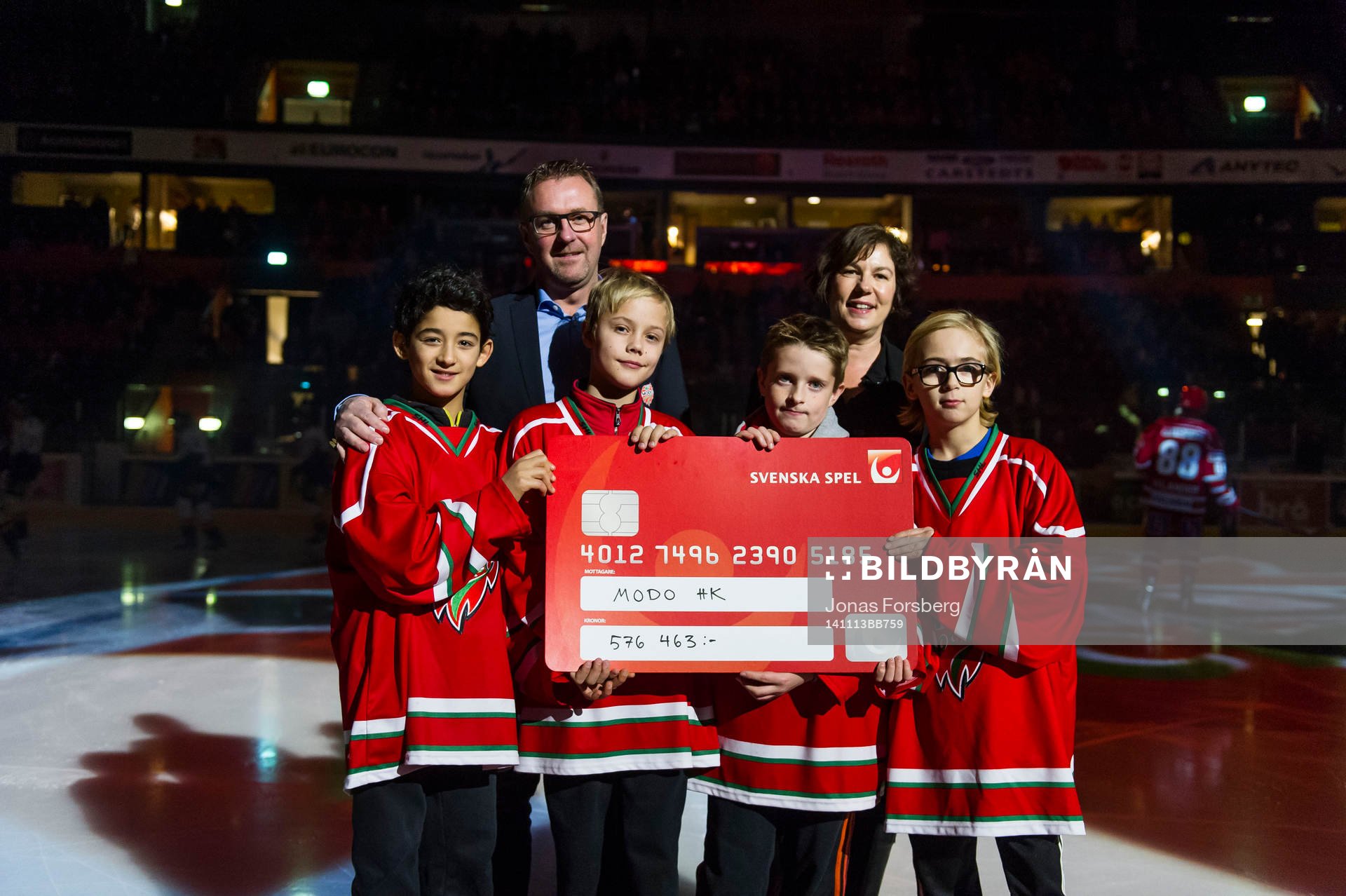 Svenska Spel delade ut ett kreditkort innan Ishockeymatchen