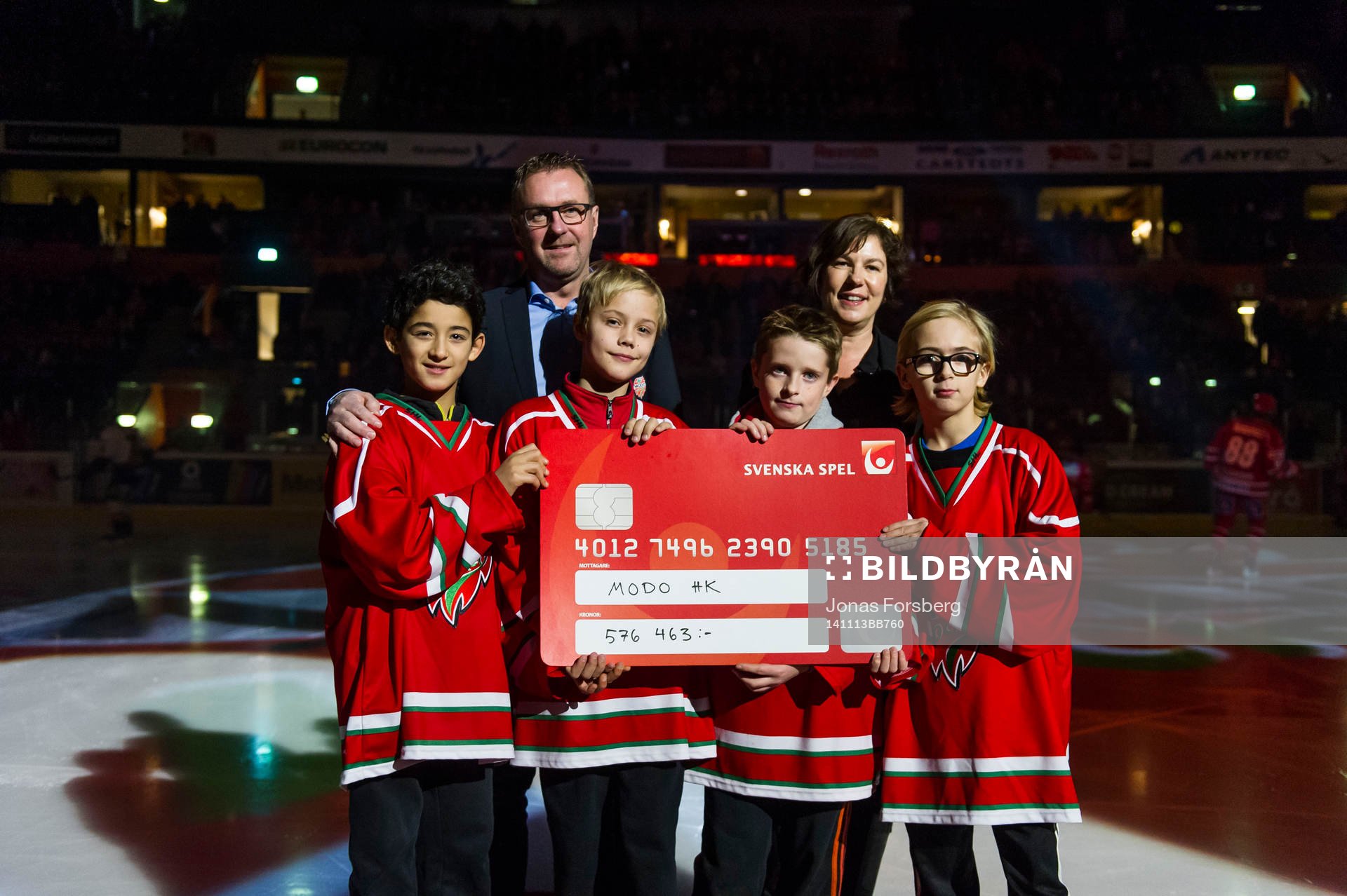 Svenska Spel delade ut ett kreditkort innan Ishockeymatchen
