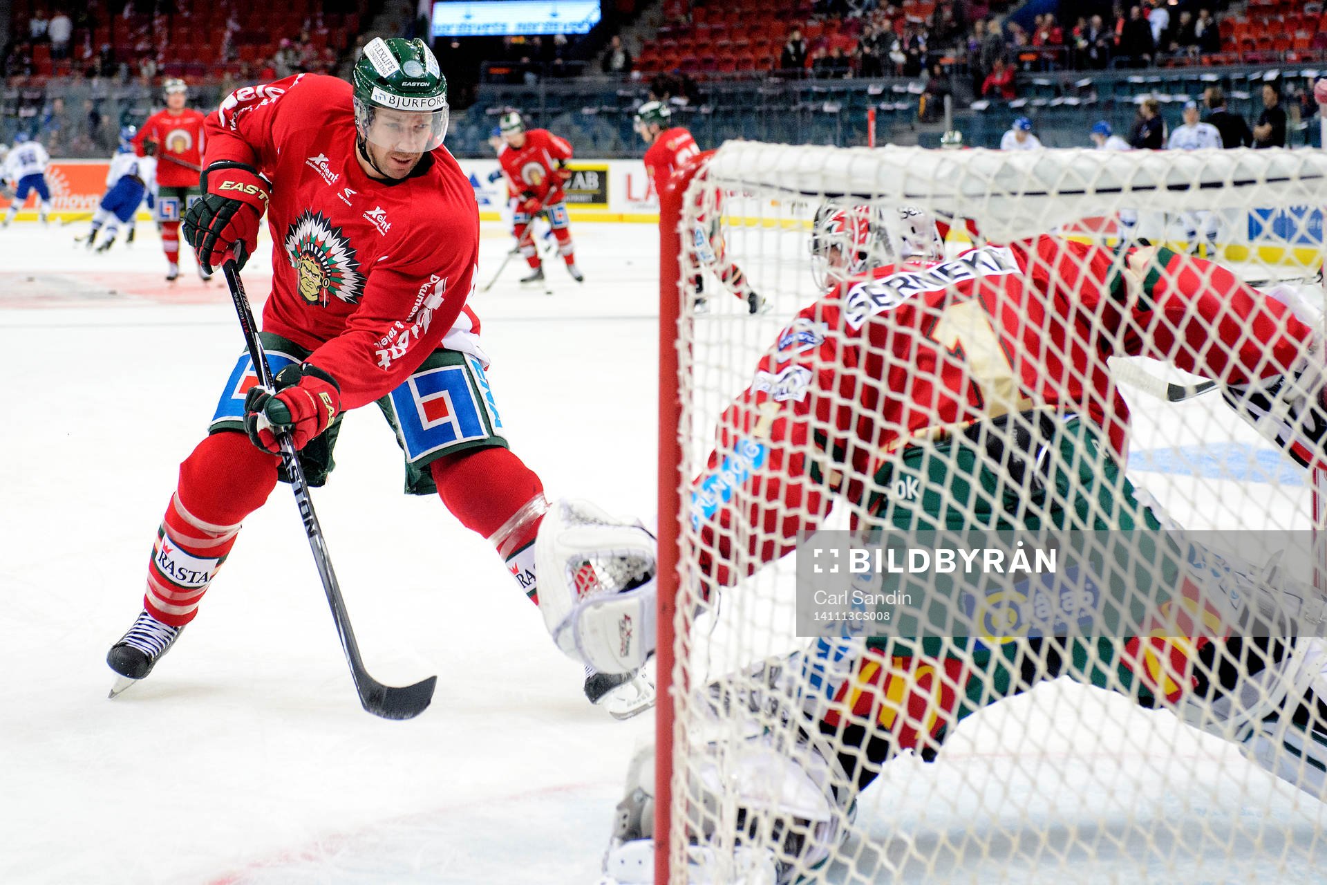 Frölundas Joel Lundqvist värmer upp innan ishockeymatchen