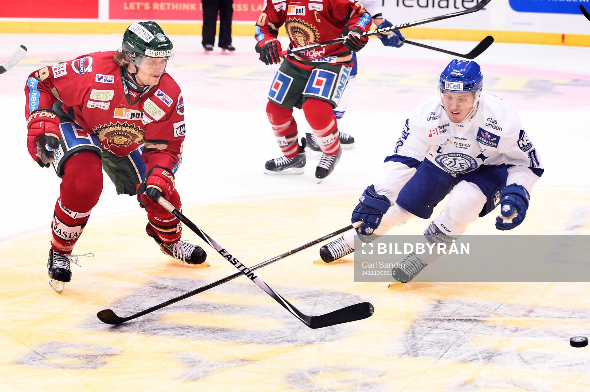 Frölundas Max Görtz och Leksands Brian Connelly i kamp om