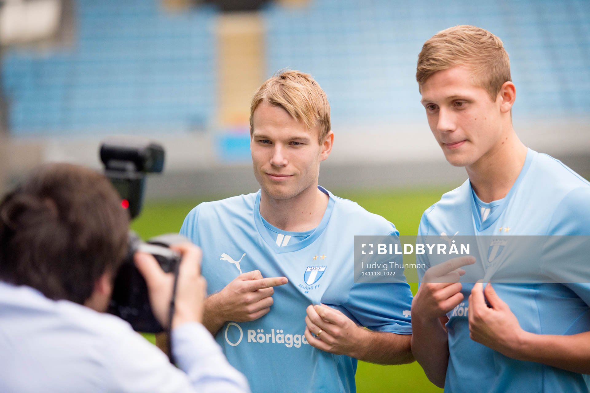 Erik Andersson och Oscar Lewicki fotograferas