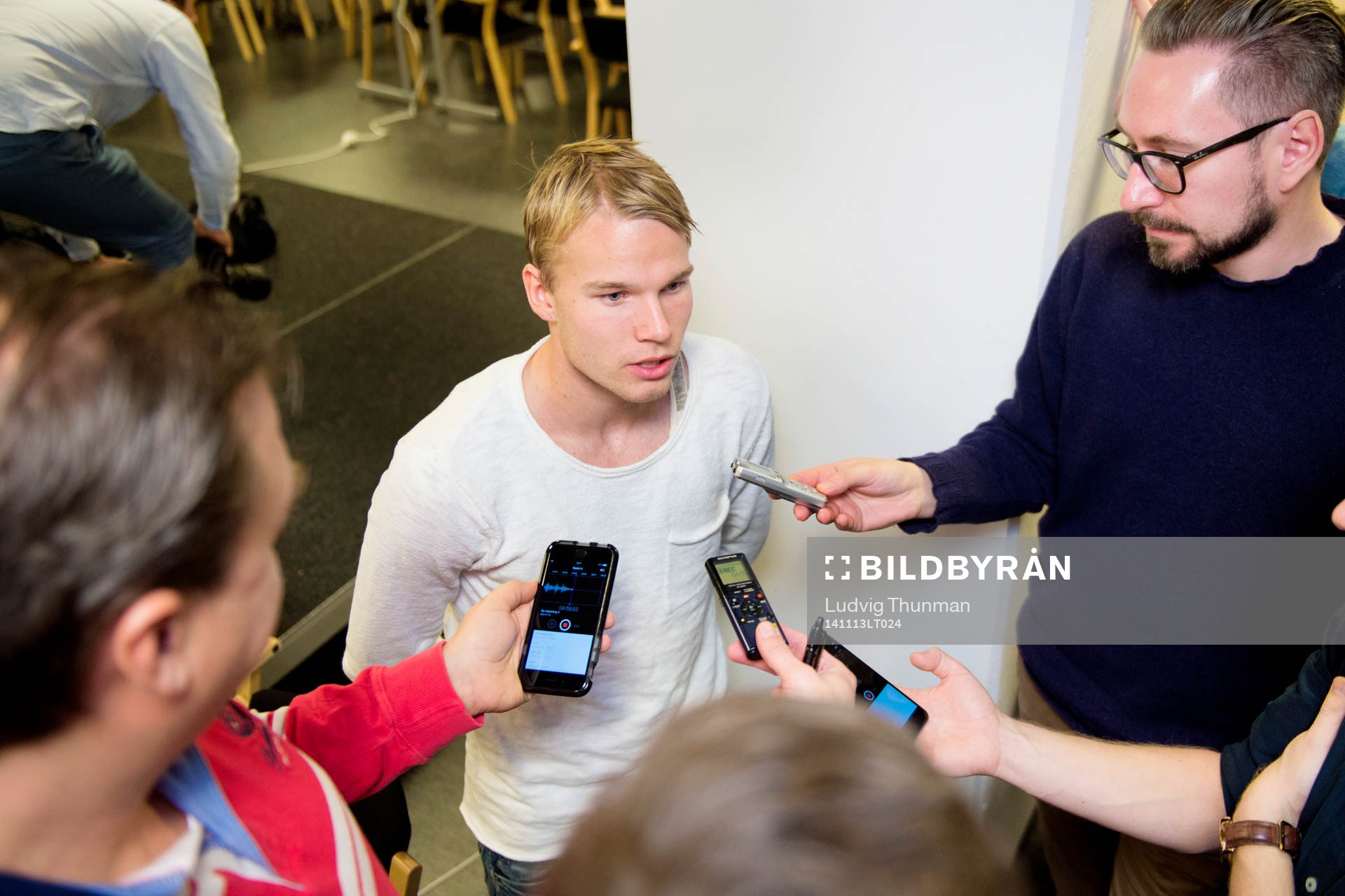 Oscar Lewicki intervjuas efter en presskonferens där Malmö FF presenterar nya spelare den 13 november 2014 i Malmö. 