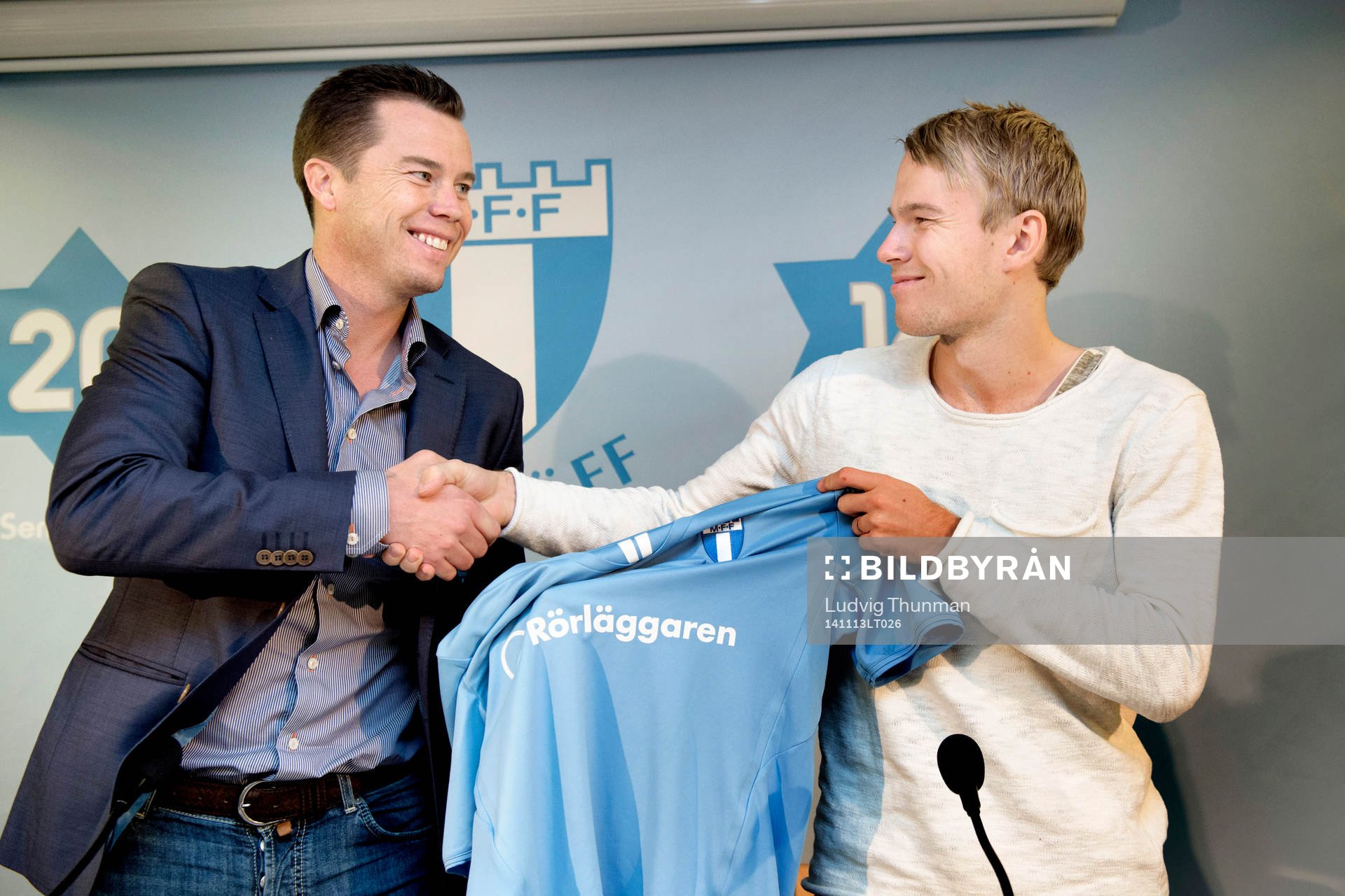 Sportchef Daniel Andersson och Oscar Lewicki som presenteras som ny spelare i Malmö FF under en presskonferens den 13 november 2014 i Malmö. 