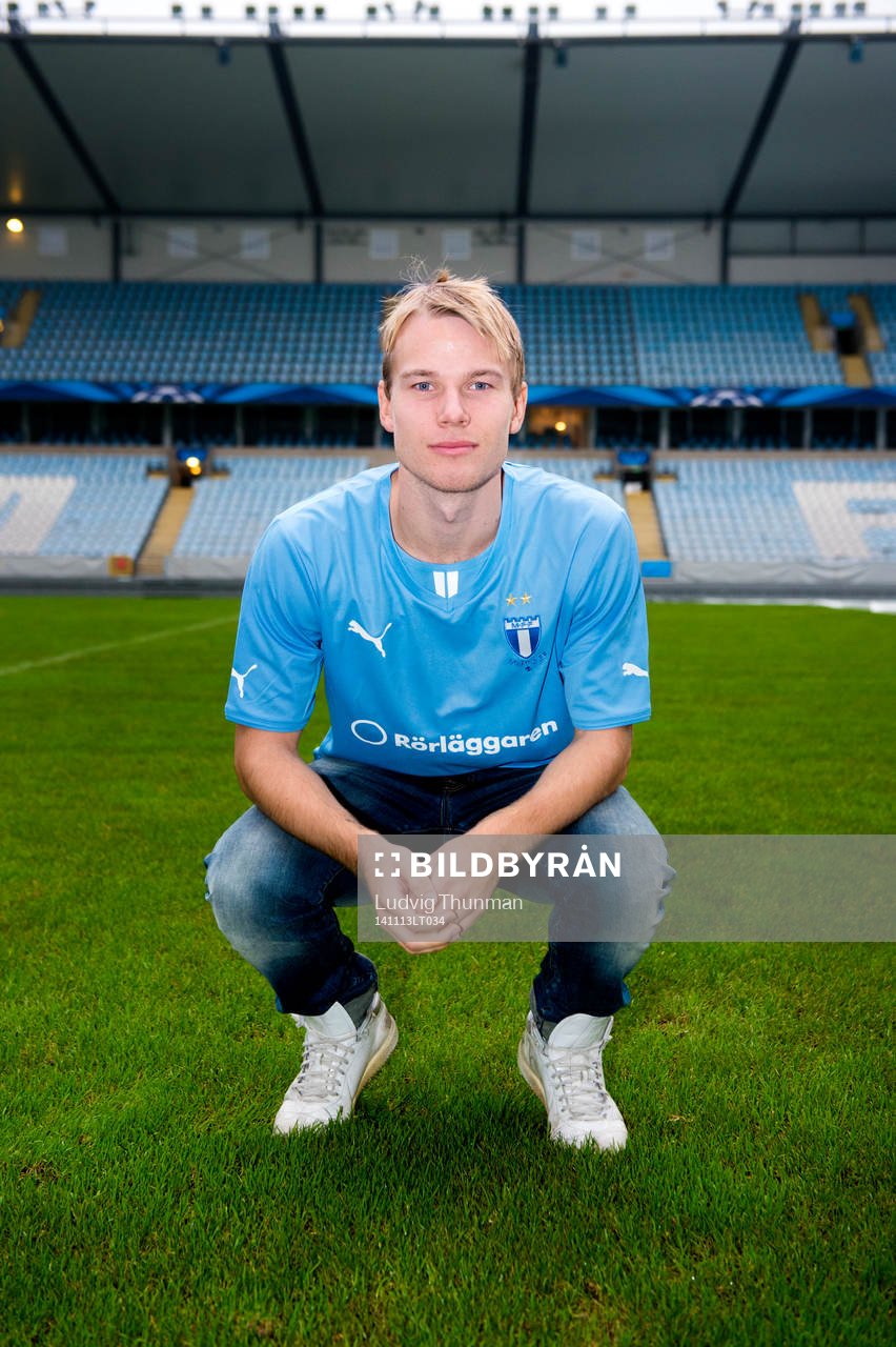Oscar Lewicki poserar för ett porträtt efter en presskonferens där Malmö FF presenterar nya spelare den 13 november 2014 i Malmö. 