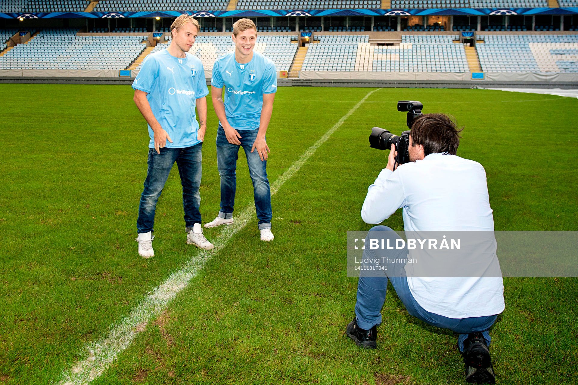 Oscar Lewicki och Erik Andersson fotograferas