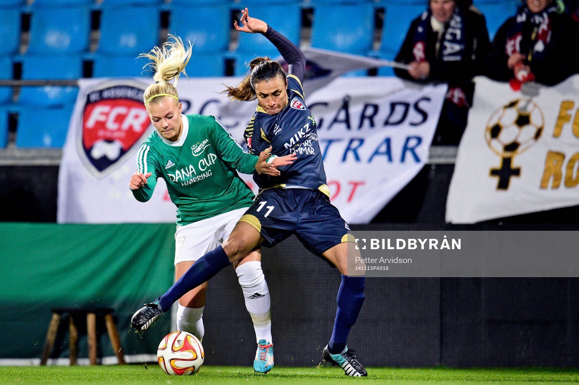 Rosengårds Marta Viera Da Silva i kamp med Fortuna Hjørrings Line Jensen under fotbollsmatchen i Champions League mellan Fortuna Hjørring och FC Rosengård den 13 november 2014 i Ålborg.
