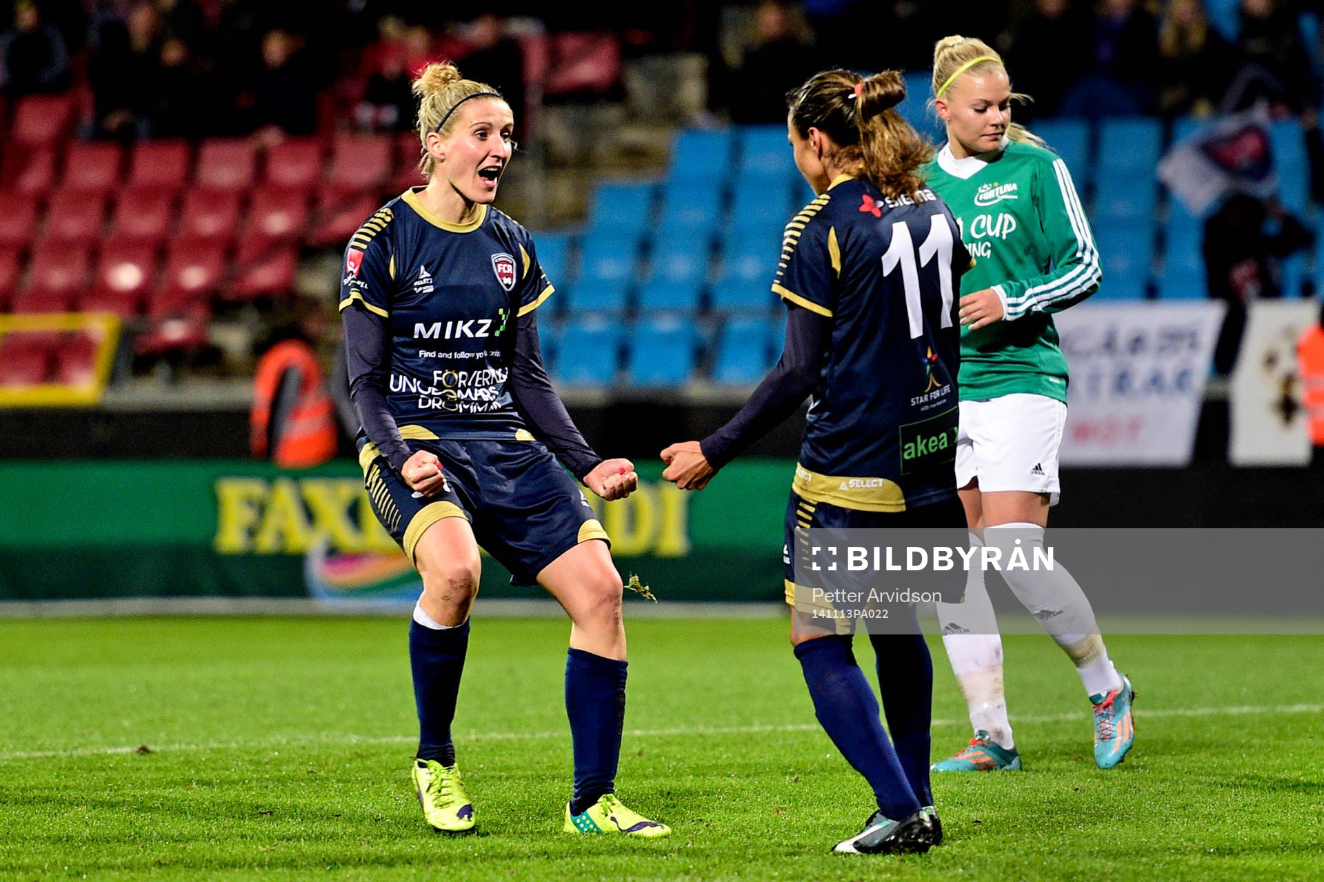 Rosengårds Marta Viera Da Silva jublar mot Anja Mittag