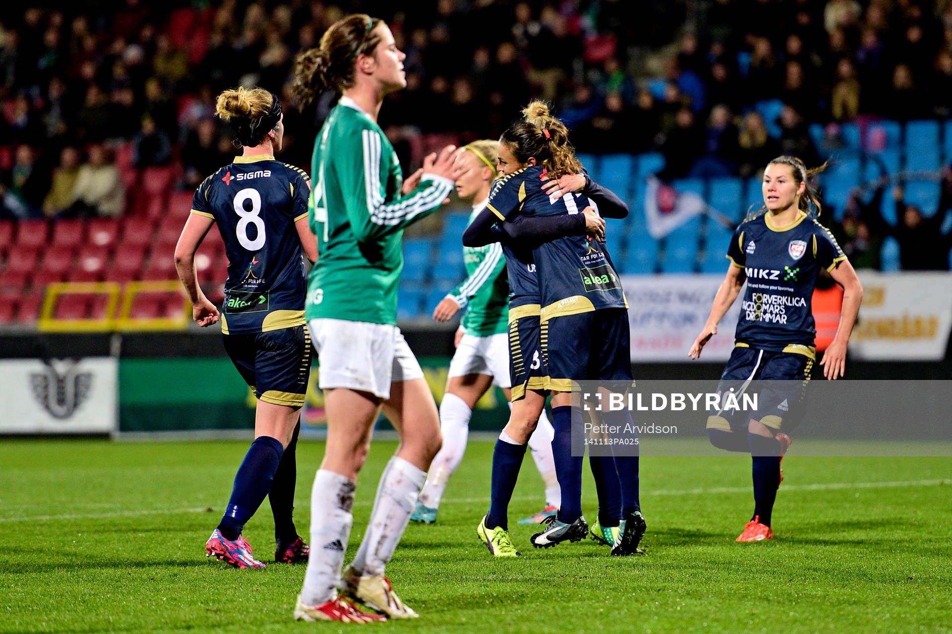 Rosengårds Marta Viera Da Silva blir omkramad