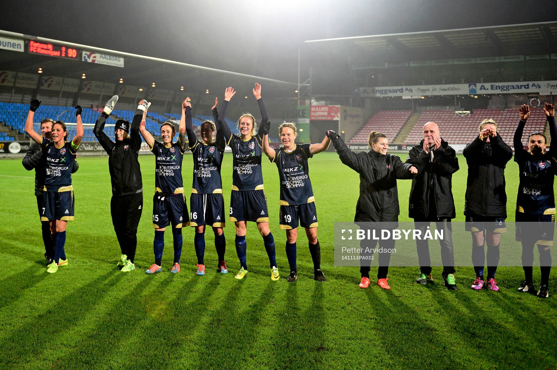 Rosengårds spelare tackar publiken efter segern i fotbollsmatchen i Champions League mellan Fortuna Hjørring och FC Rosengård den 13 november 2014 i Ålborg.