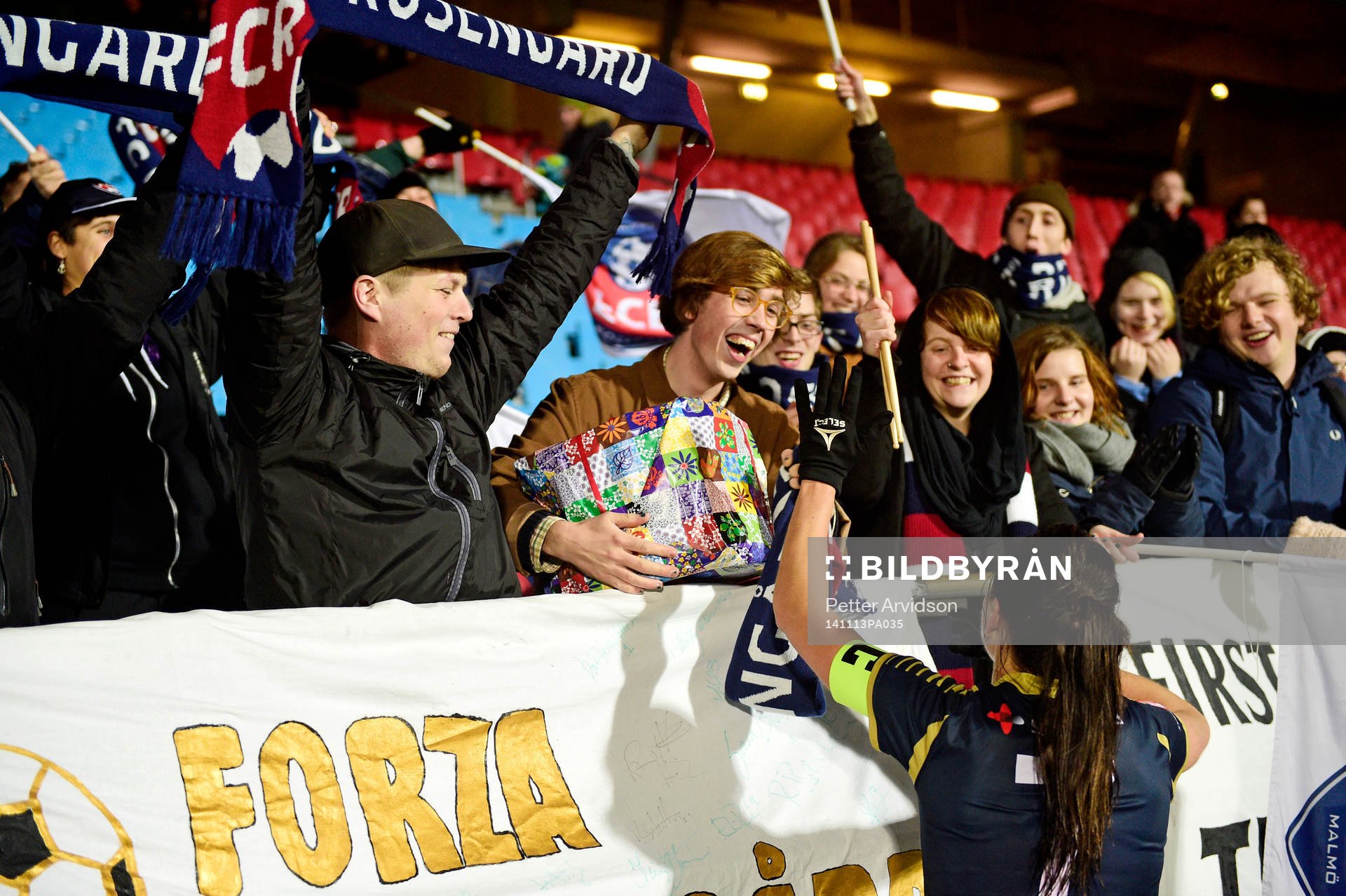 En supporter i publiken får en trumma av Rosengårds Sara
