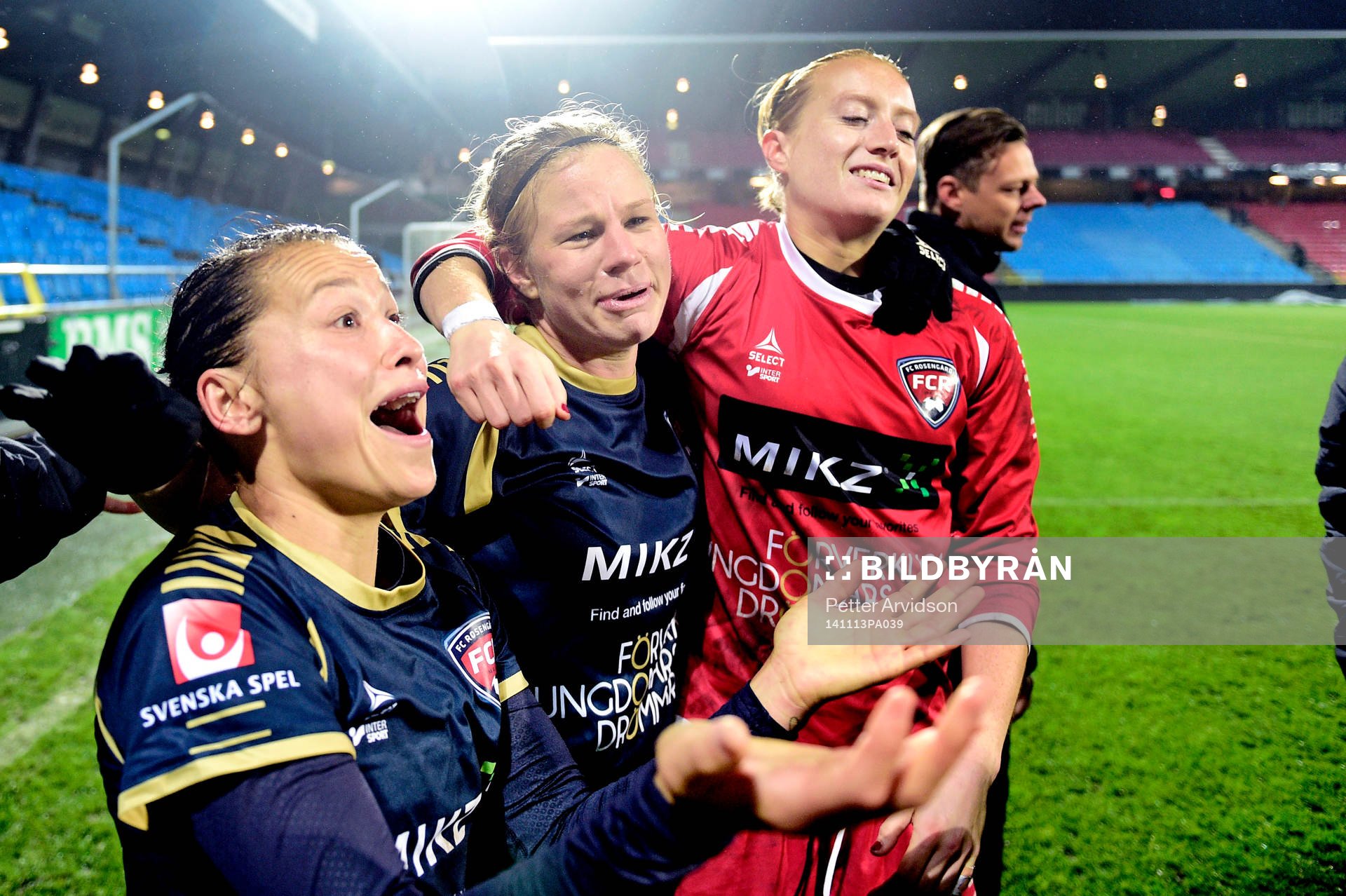 Rosengårds Katrin Schmidt hyllas av Alexandra Riley och målvakt Kathrin Längert efter hon gjort sin sista match för Rosengård i fotbollsmatchen i Champions League mellan Fortuna Hjørring och FC Rosengård den 13 november 2014 i Ålborg.
