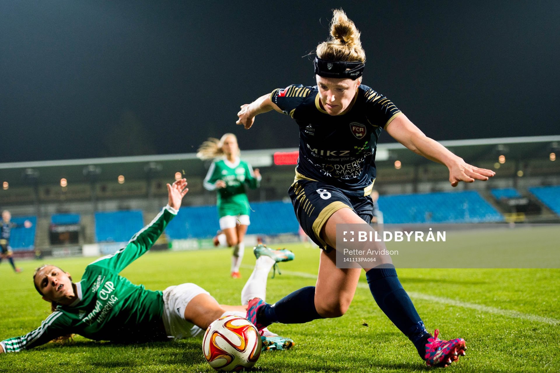 Rosengårds Kirsten Van De Ven och Fortuna Hjørrings Mette Jensen under fotbollsmatchen i Champions League mellan Fortuna Hjørring och FC Rosengård den 13 november 2014 i Ålborg.